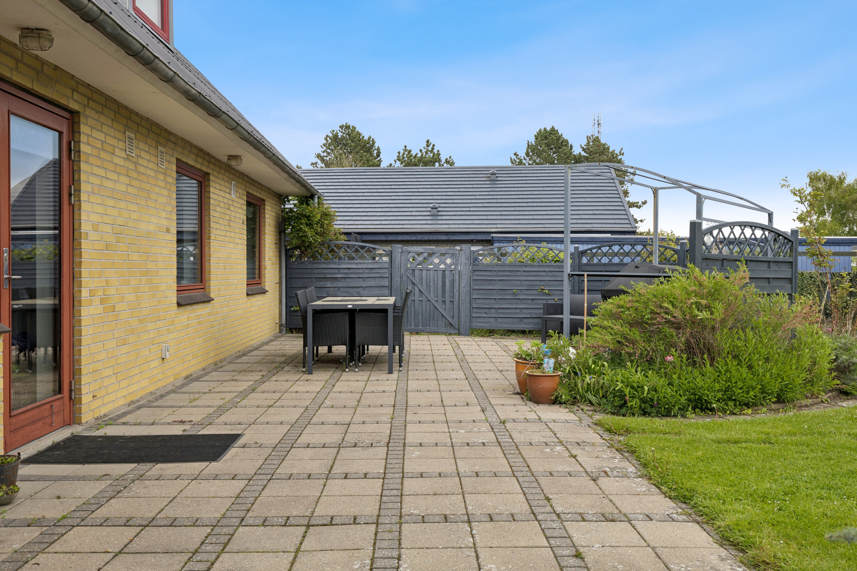 Fremhævet terrasse billede i fuldskærmstilstand. Billede af Elmkær 81, 4534 Hørve
