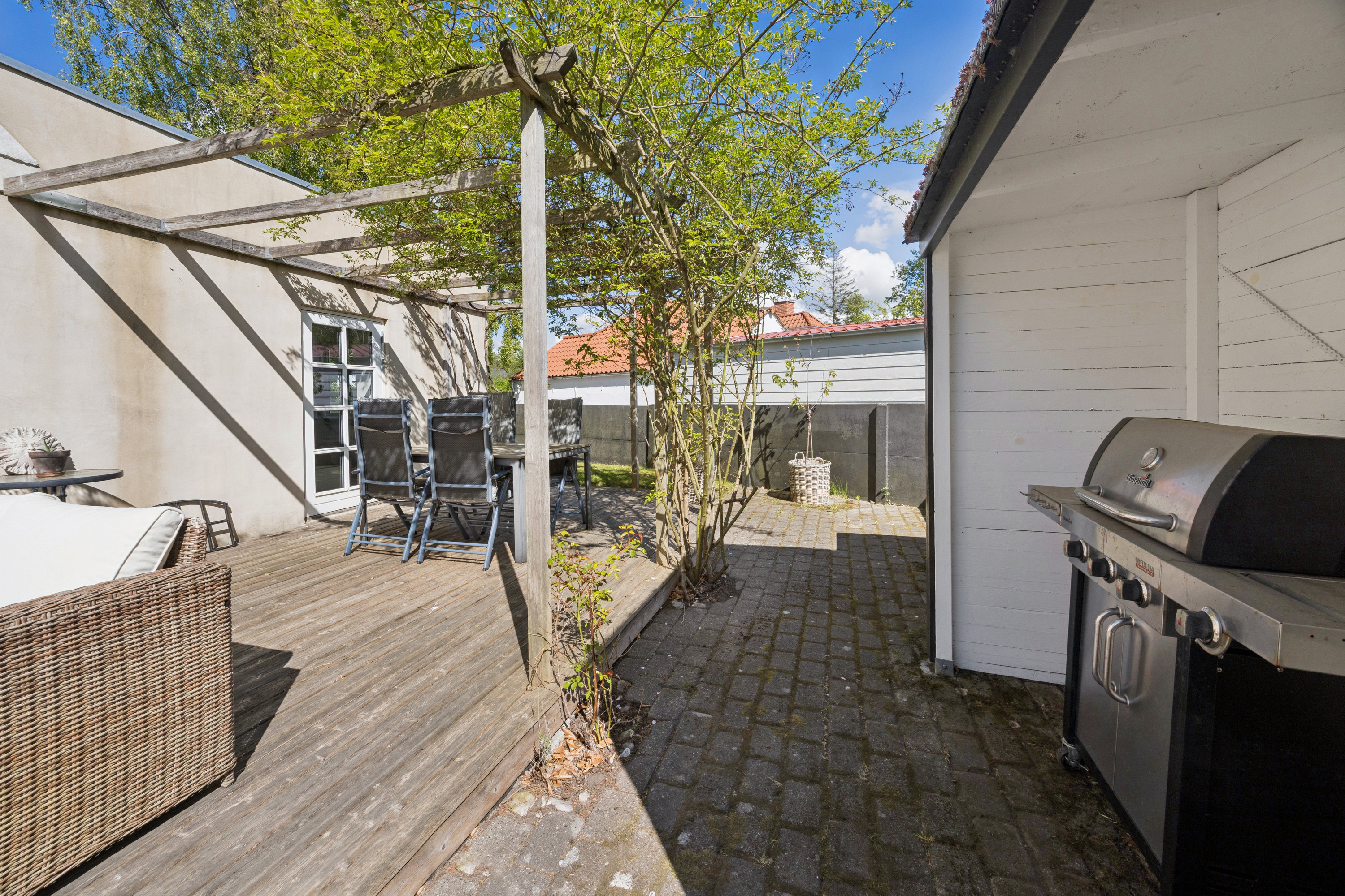 Fremhævet terrasse billede i fuldskærmstilstand. Billede af Omorikavej 2, 9320 Hjallerup