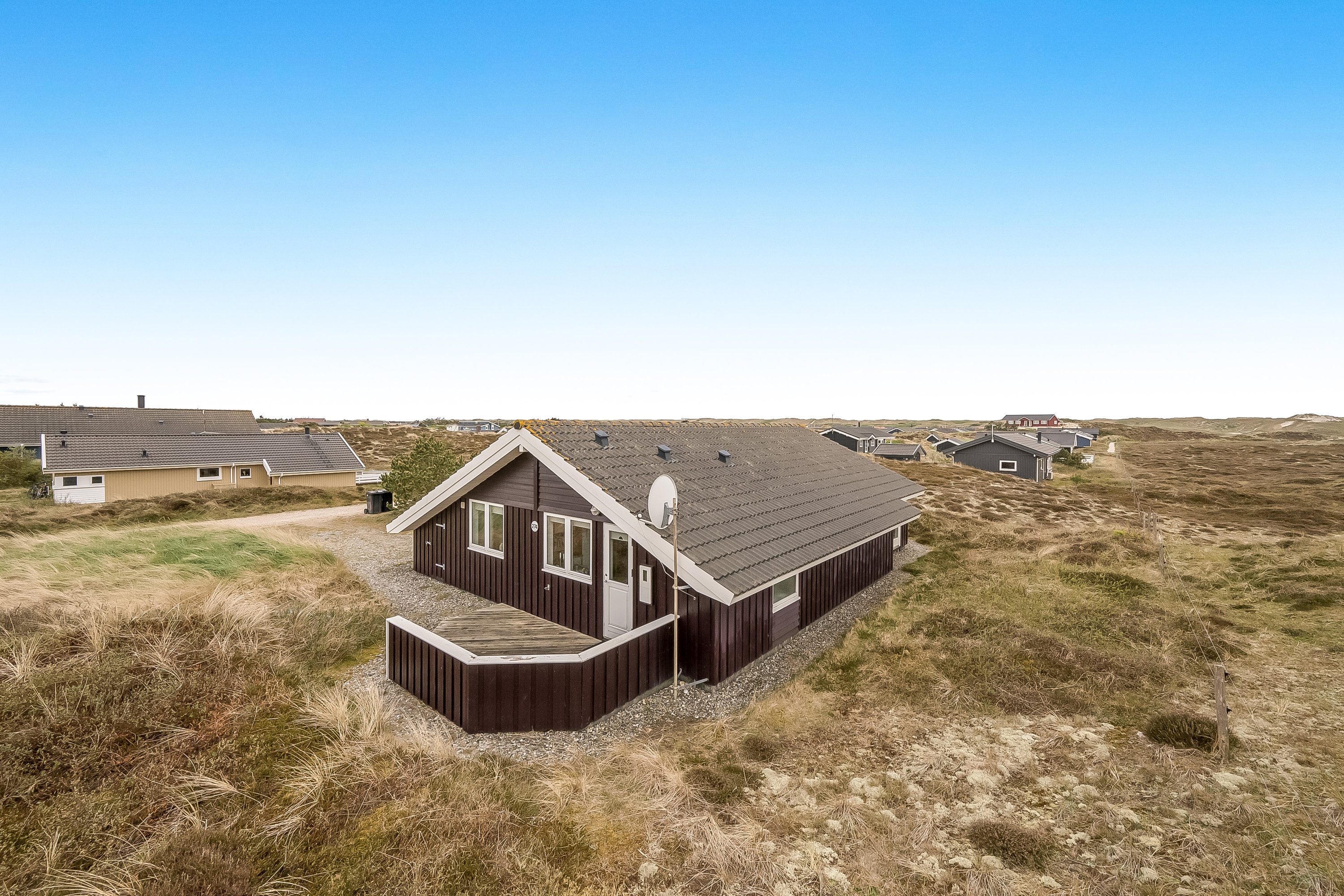 Fremhævet facade billede i fuldskærmstilstand. Billede af Bjerregårdsvej 274, Bjerregaard, 6960 Hvide Sande