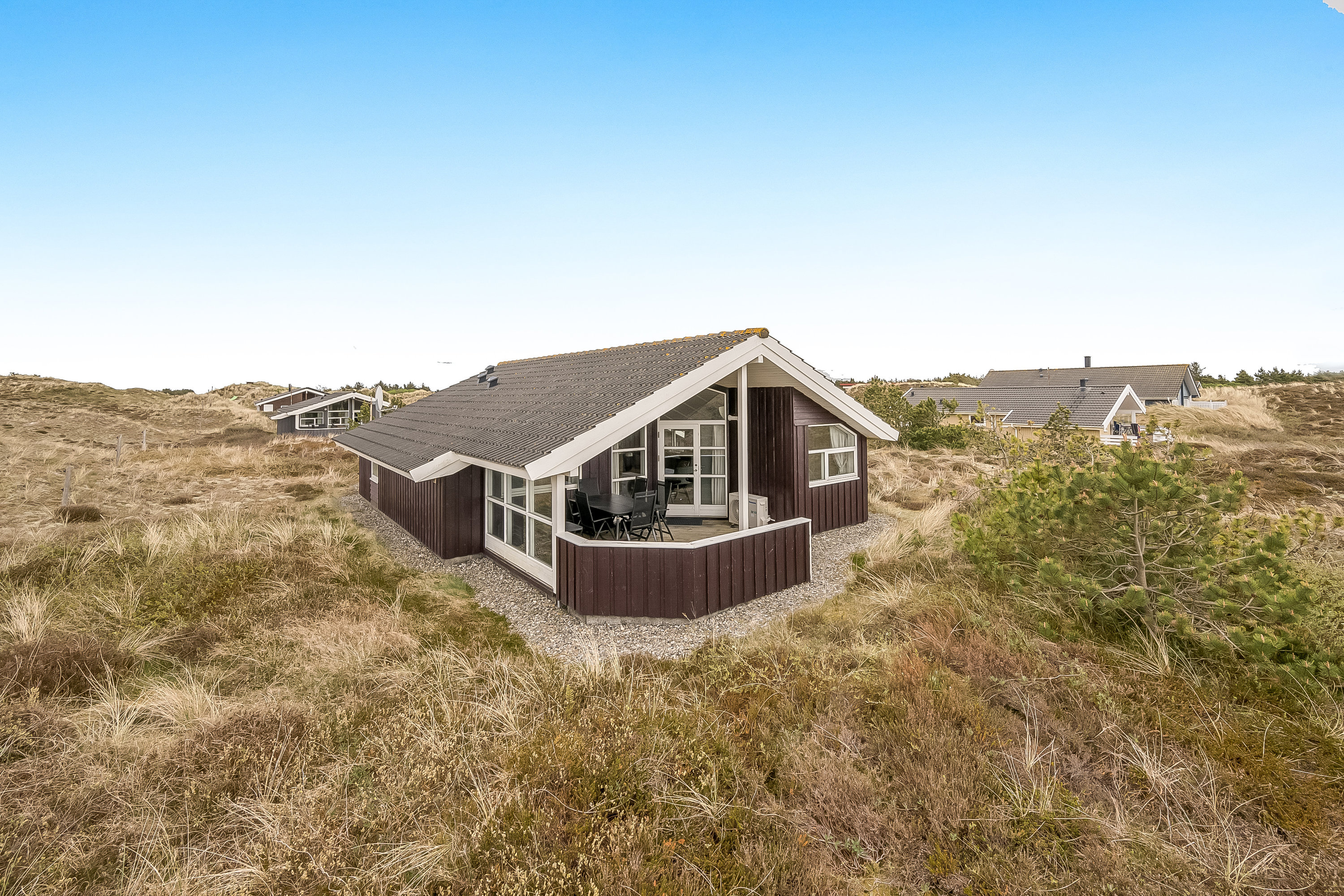 Fremhævet facade billede i fuldskærmstilstand. Billede af Bjerregårdsvej 274, Bjerregaard, 6960 Hvide Sande