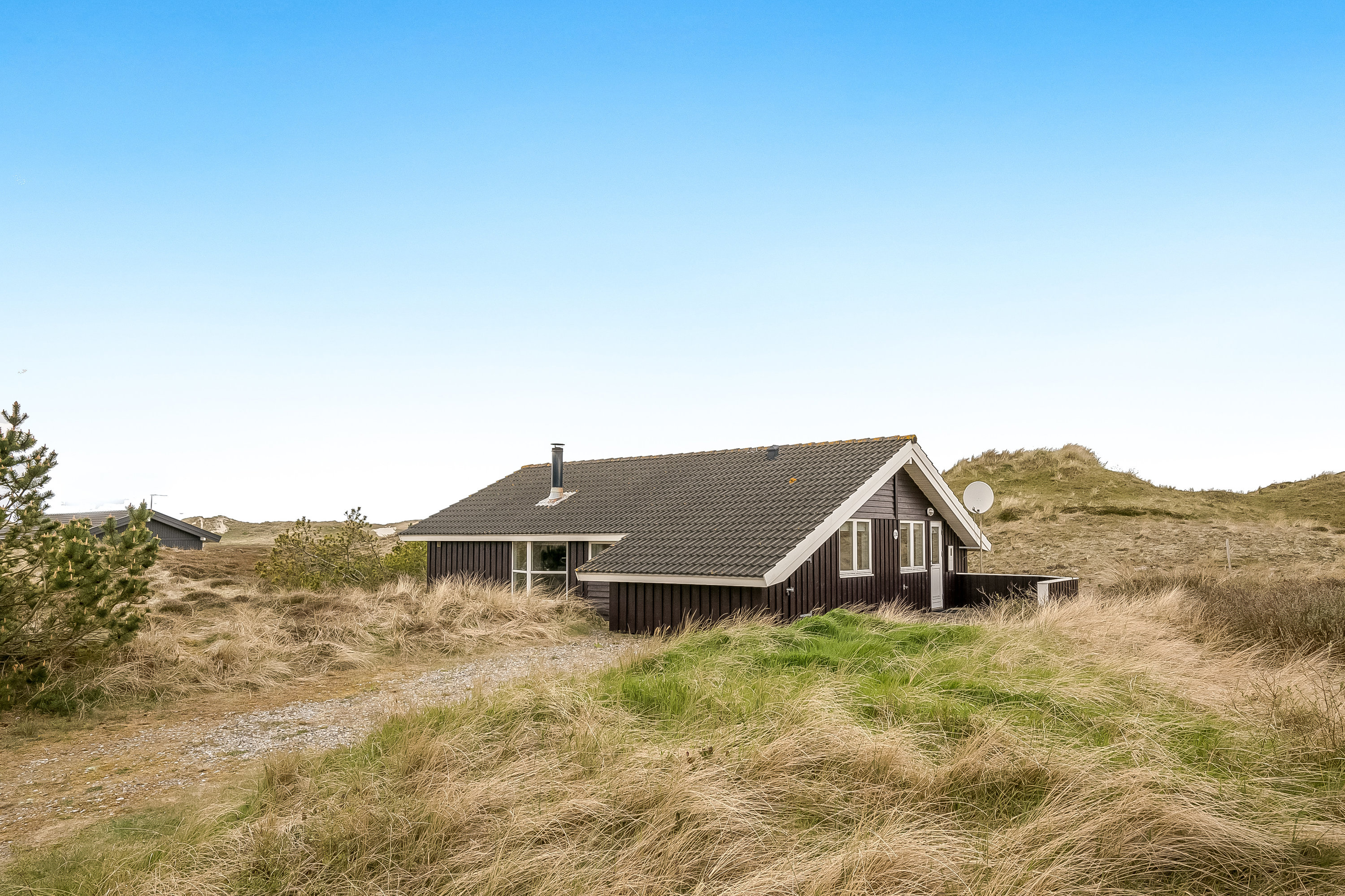 Fremhævet facade billede i fuldskærmstilstand. Billede af Bjerregårdsvej 274, Bjerregaard, 6960 Hvide Sande