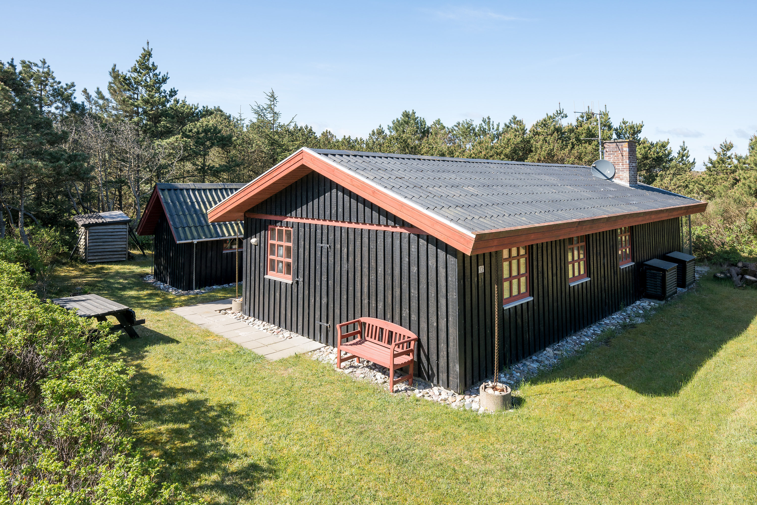 Fremhævet facade billede i fuldskærmstilstand. Billede af Rauhesvej 13, Bjerregaard, 6960 Hvide Sande
