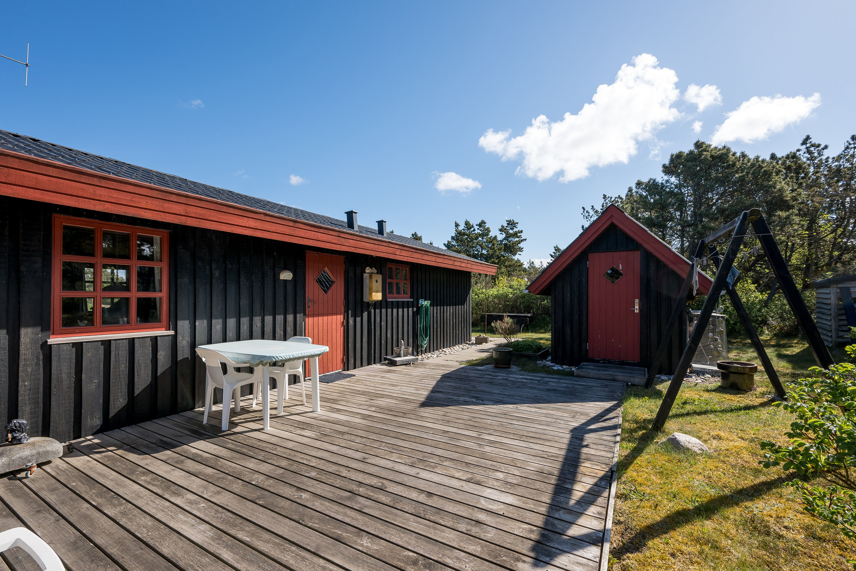 Fremhævet facade billede i fuldskærmstilstand. Billede af Rauhesvej 13, Bjerregaard, 6960 Hvide Sande