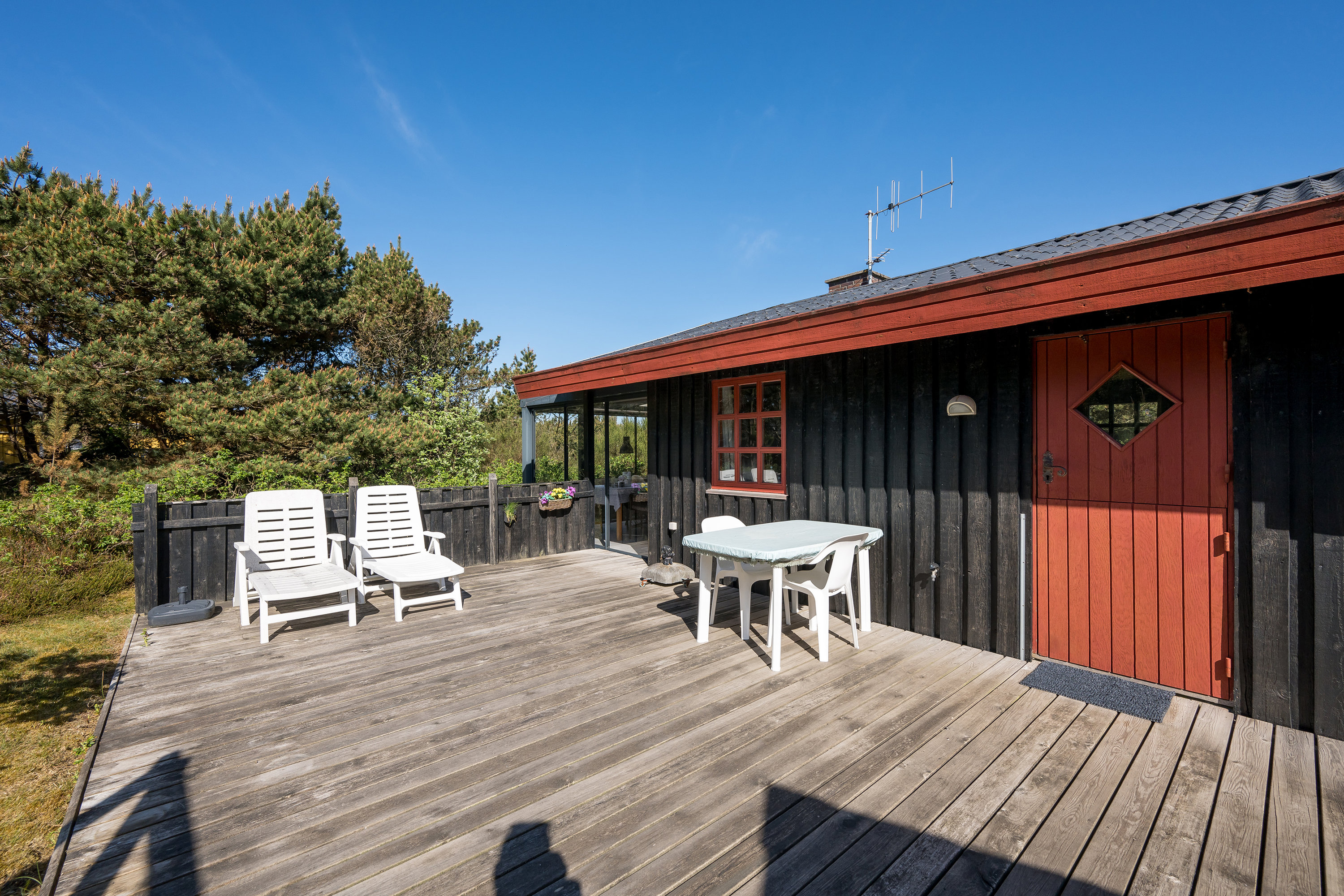 Fremhævet terrasse billede i fuldskærmstilstand. Billede af Rauhesvej 13, Bjerregaard, 6960 Hvide Sande