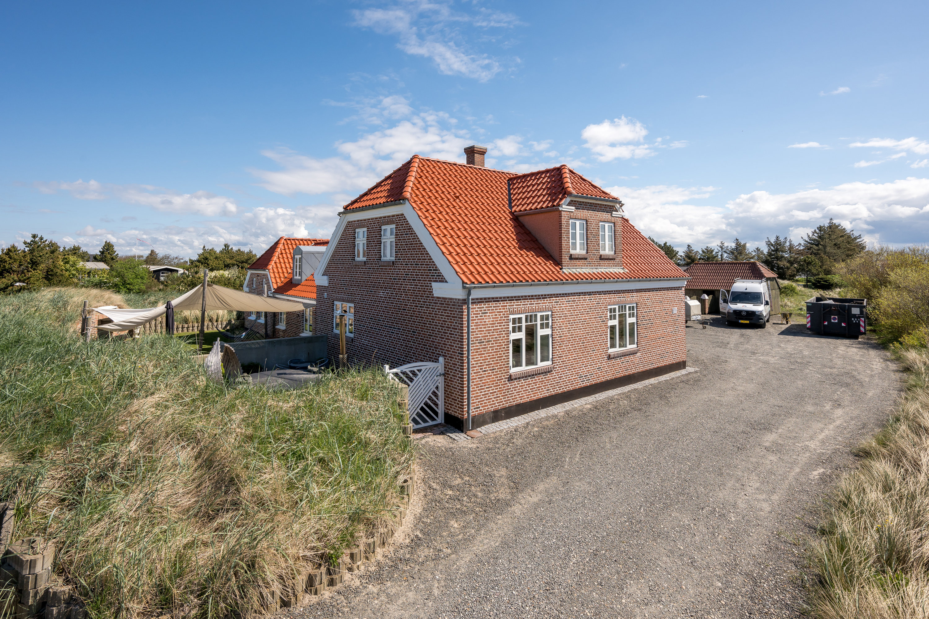Fremhævet facade billede i fuldskærmstilstand. Billede af Anker Eskildsens Vej 140, Nr Lyngvig, 6960 Hvide Sande