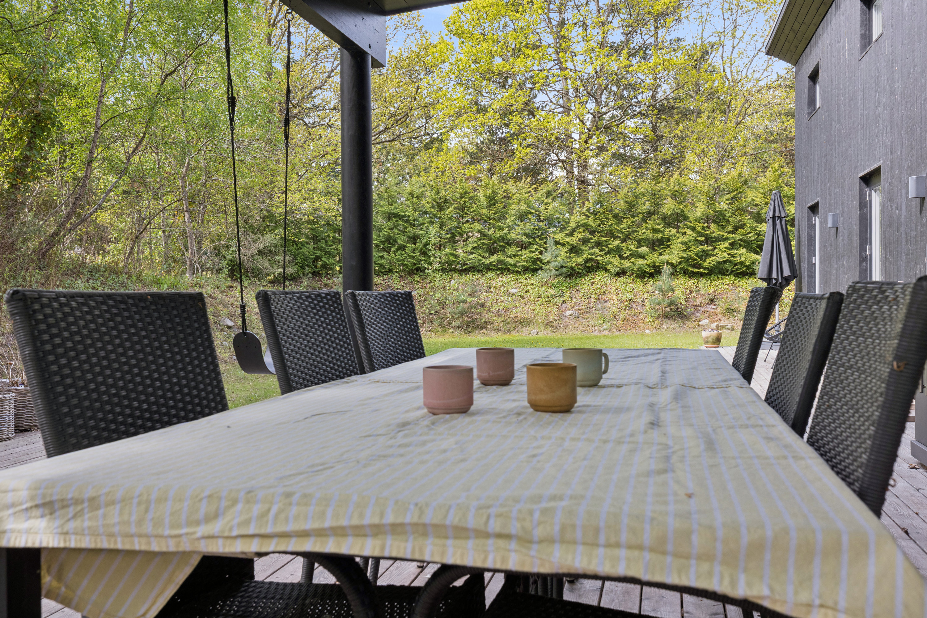 Fremhævet terrasse billede i fuldskærmstilstand. Billede af Skovvej 19, Fjellerup Strand, 8585 Glesborg