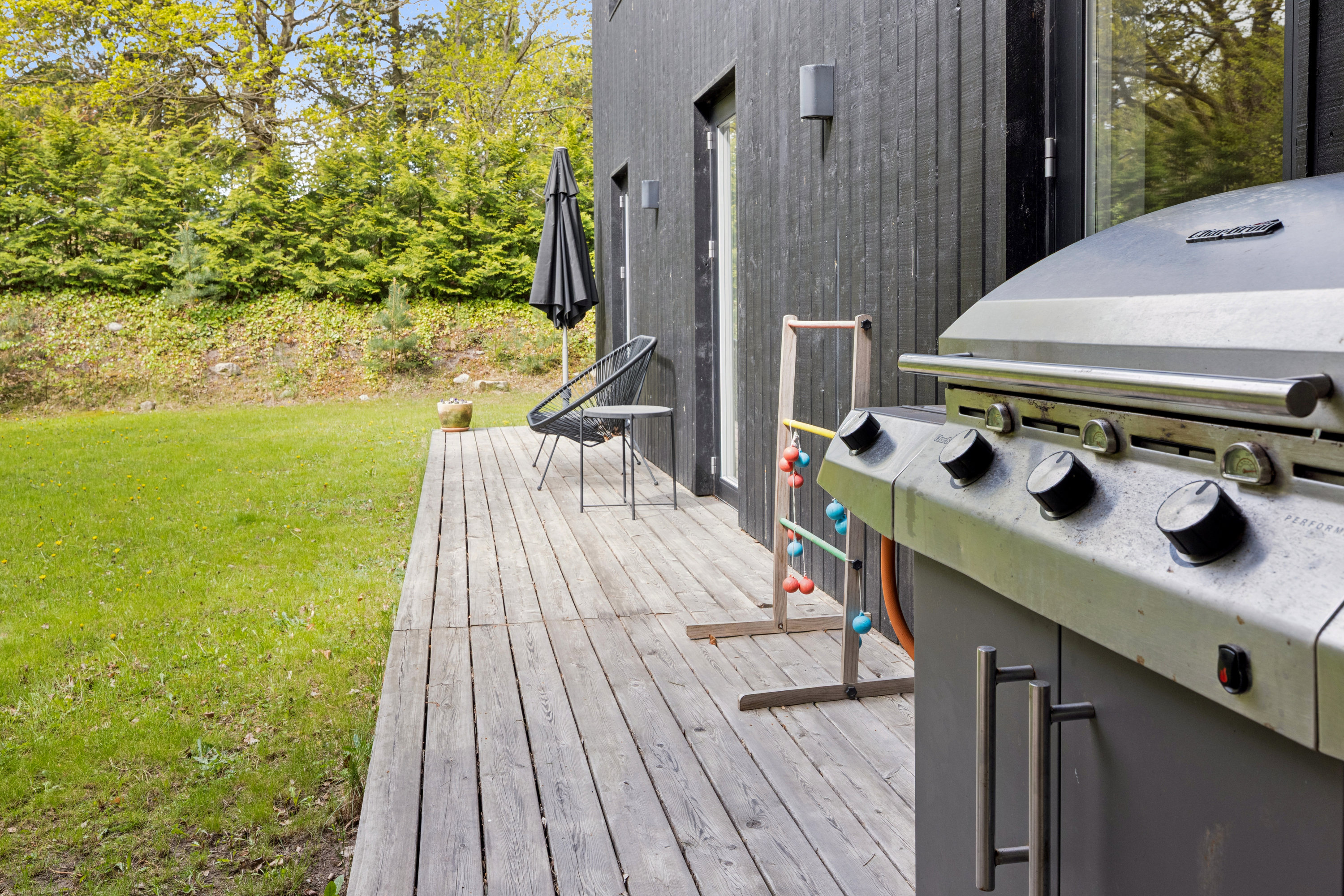 Fremhævet terrasse billede i fuldskærmstilstand. Billede af Skovvej 19, Fjellerup Strand, 8585 Glesborg