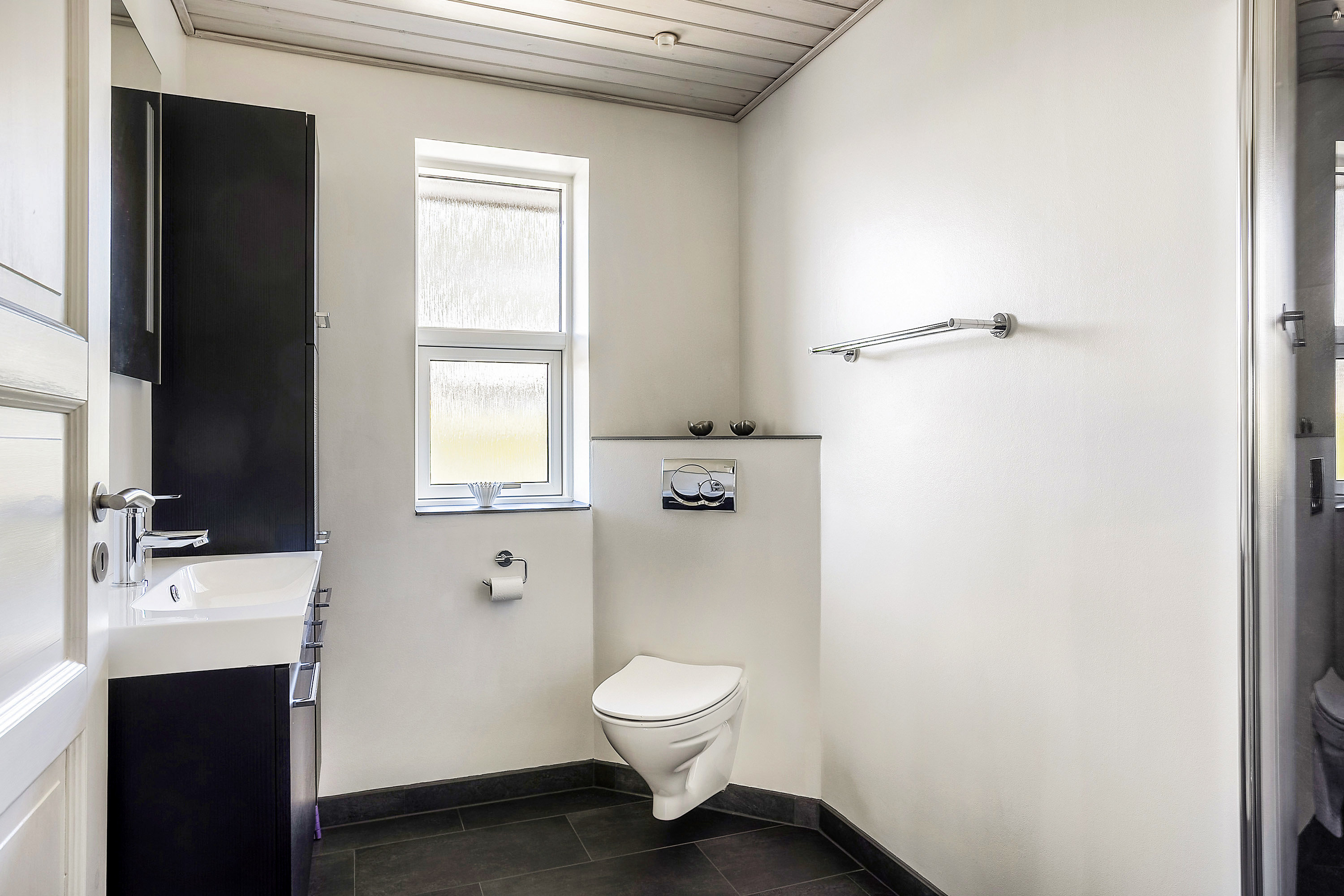 Fremhævet toilet billede i fuldskærmstilstand. Billede af Rundbjerg 12, Marstrup, 6100 Haderslev