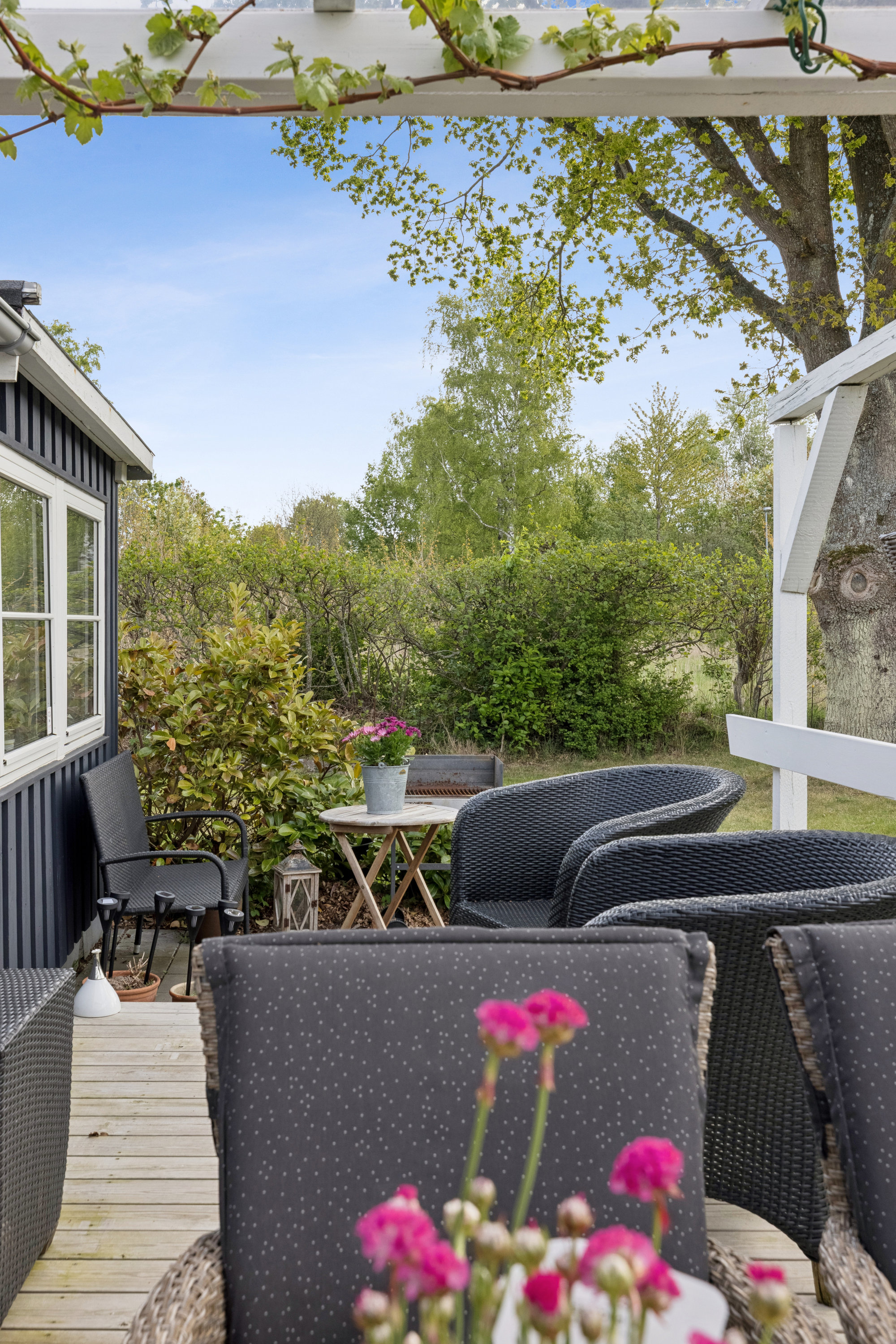 Fremhævet terrasse billede i fuldskærmstilstand. Billede af Lærkevej 29, Fjellerup Strand, 8585 Glesborg