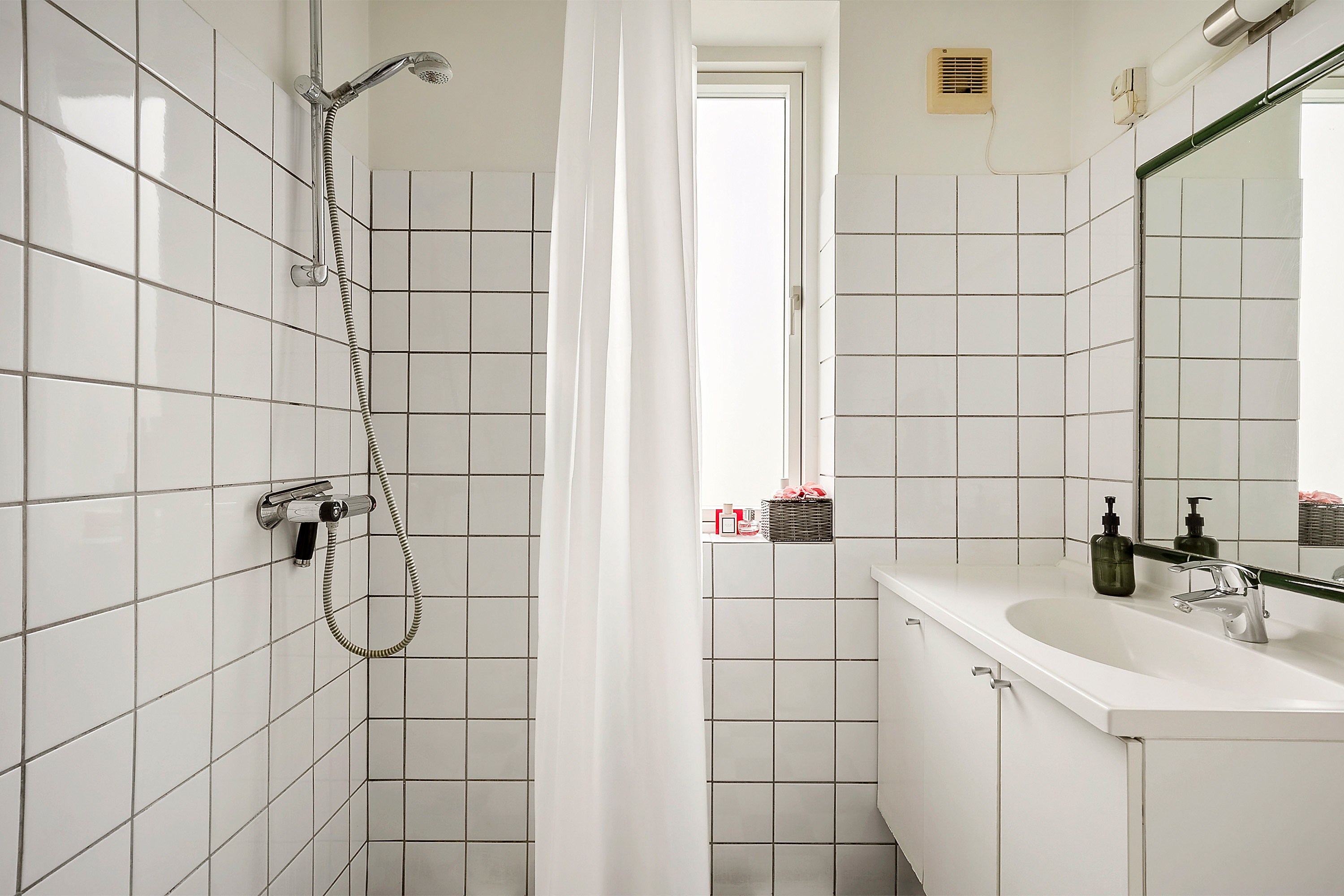 Fremhævet badeværelse billede i fuldskærmstilstand. Billede af Mosegårdsvej 12, st.., 5000 Odense C