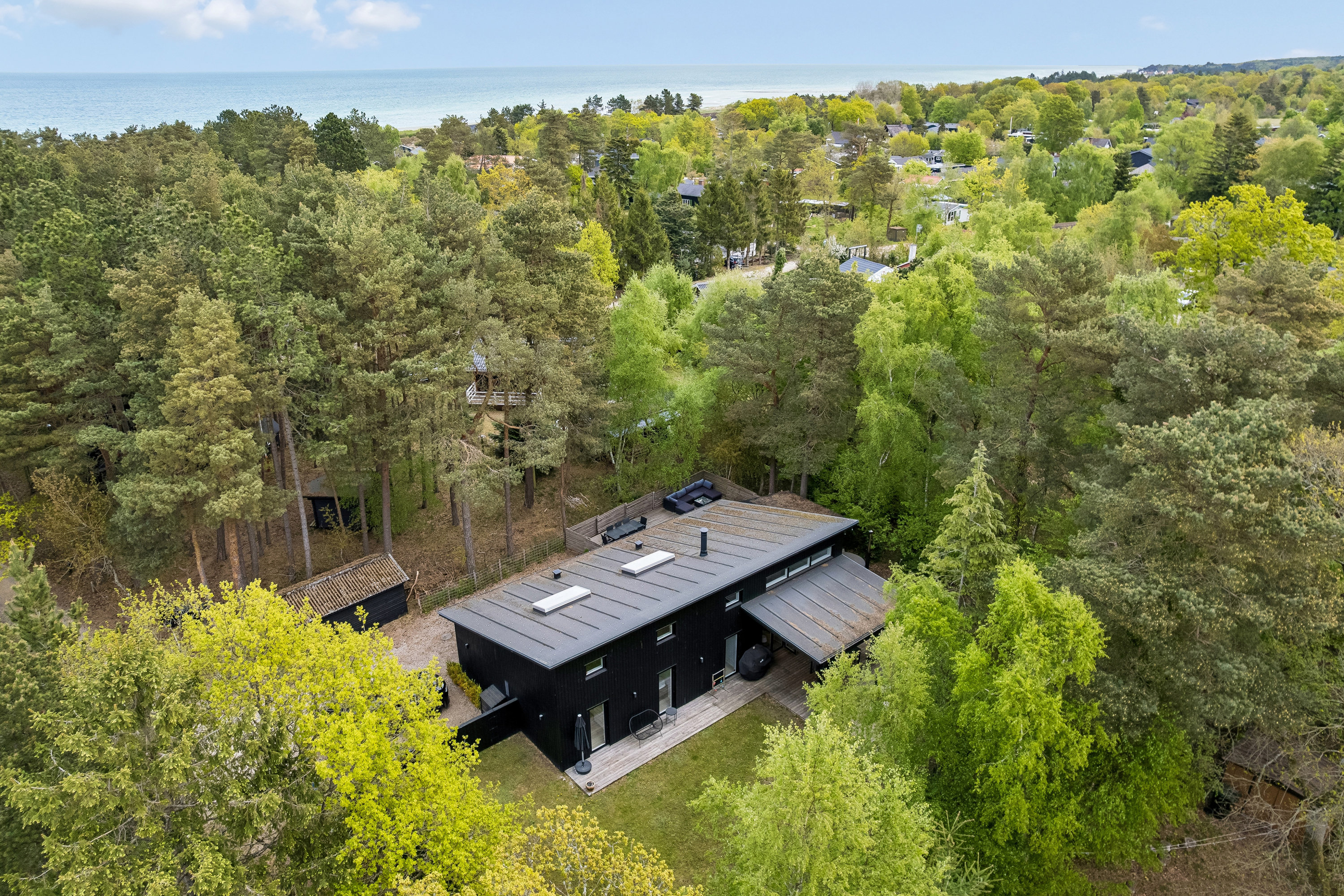 Fremhævet luftfoto billede i fuldskærmstilstand. Billede af Skovvej 19, Fjellerup Strand, 8585 Glesborg
