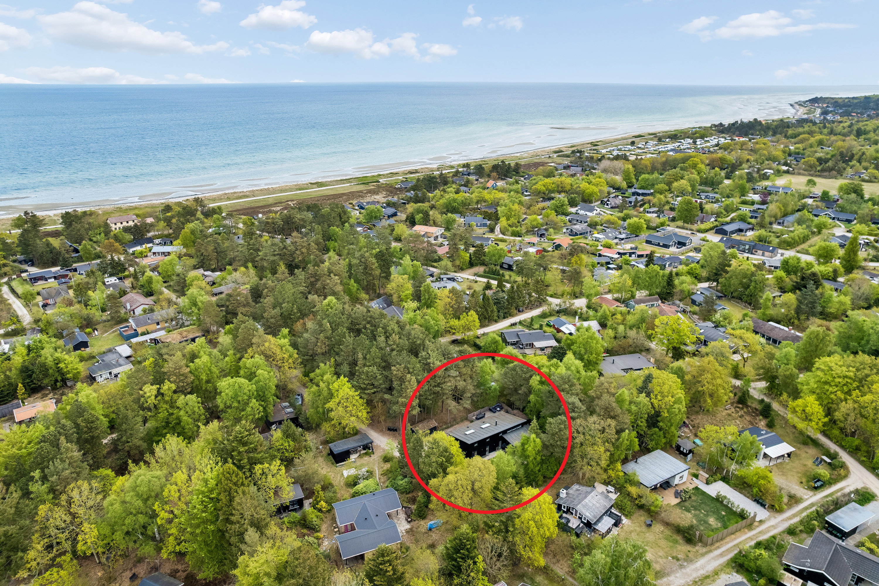 Fremhævet luftfoto billede i fuldskærmstilstand. Billede af Skovvej 19, Fjellerup Strand, 8585 Glesborg