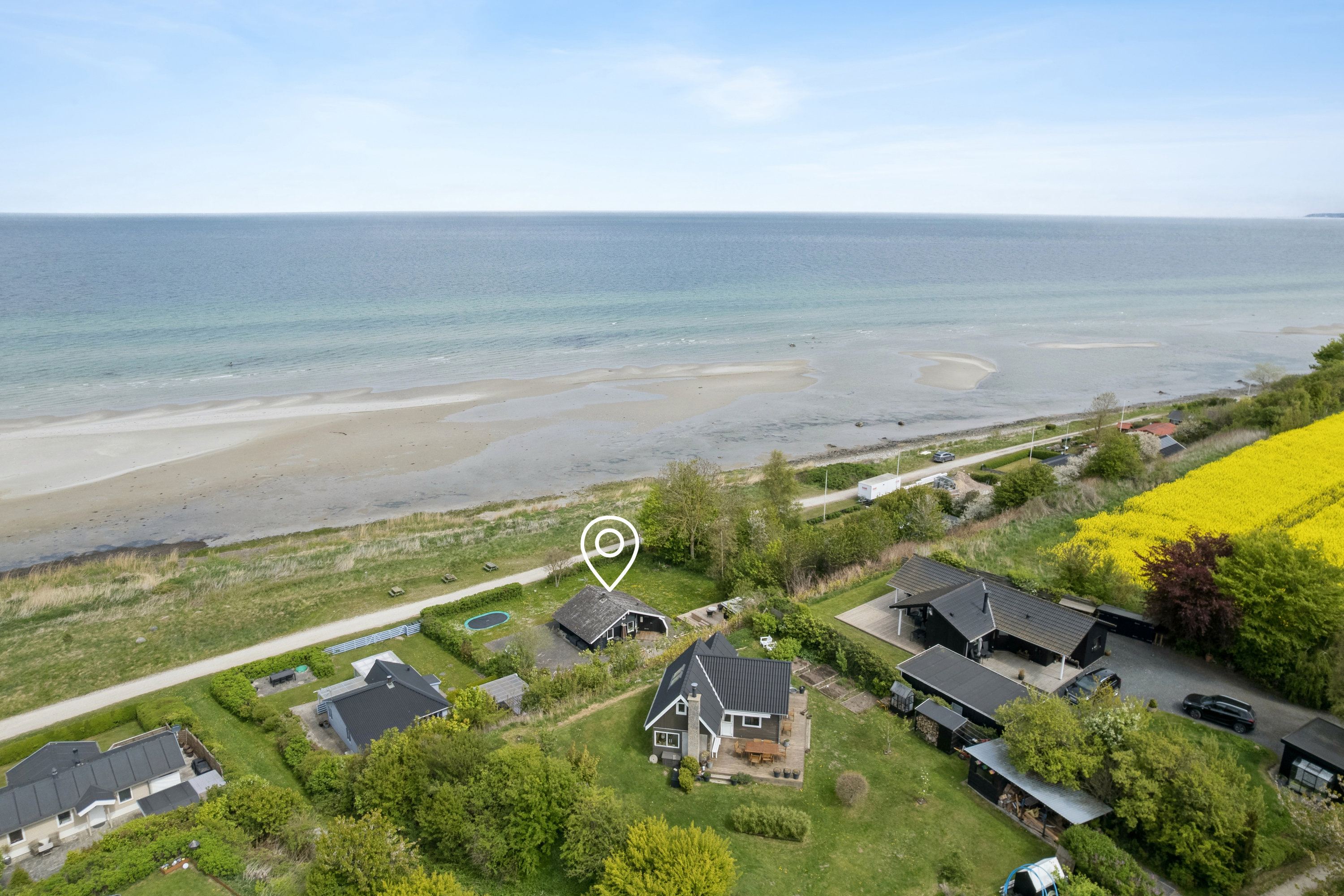 Fremhævet luftfoto billede i fuldskærmstilstand. Billede af Ved Stranden 30, Lystrup Strand, 8961 Allingåbro