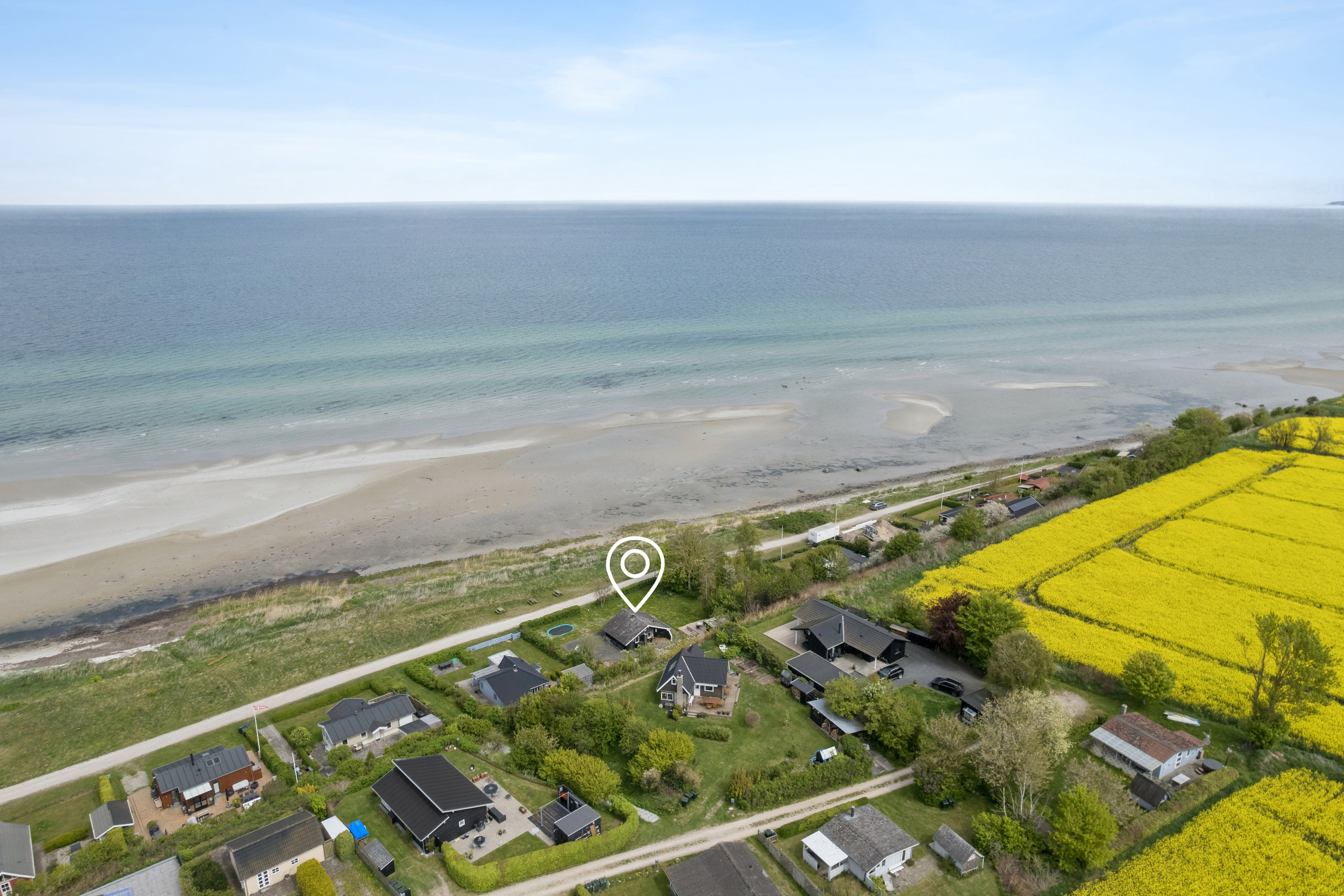 Fremhævet luftfoto billede i fuldskærmstilstand. Billede af Ved Stranden 30, Lystrup Strand, 8961 Allingåbro