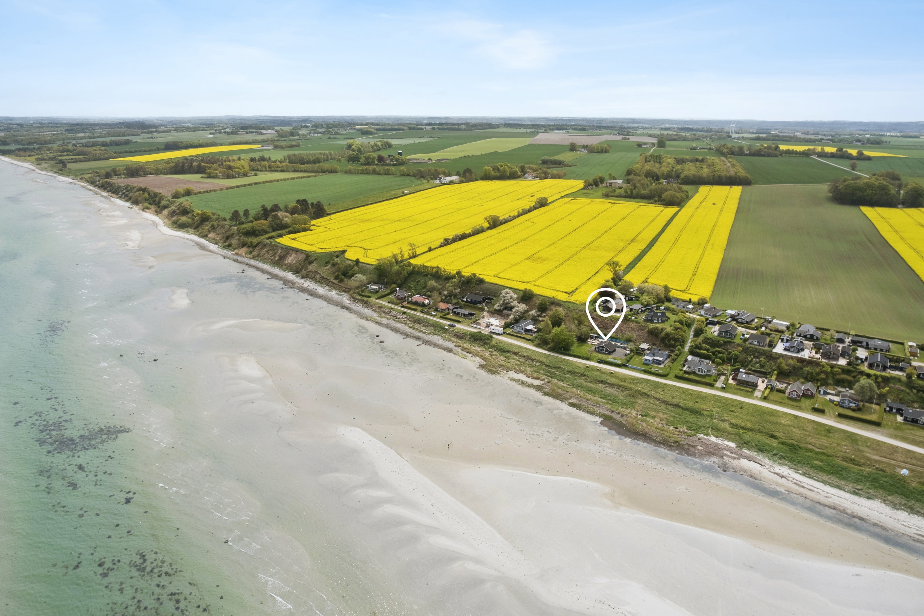 Fremhævet luftfoto billede i fuldskærmstilstand. Billede af Ved Stranden 30, Lystrup Strand, 8961 Allingåbro