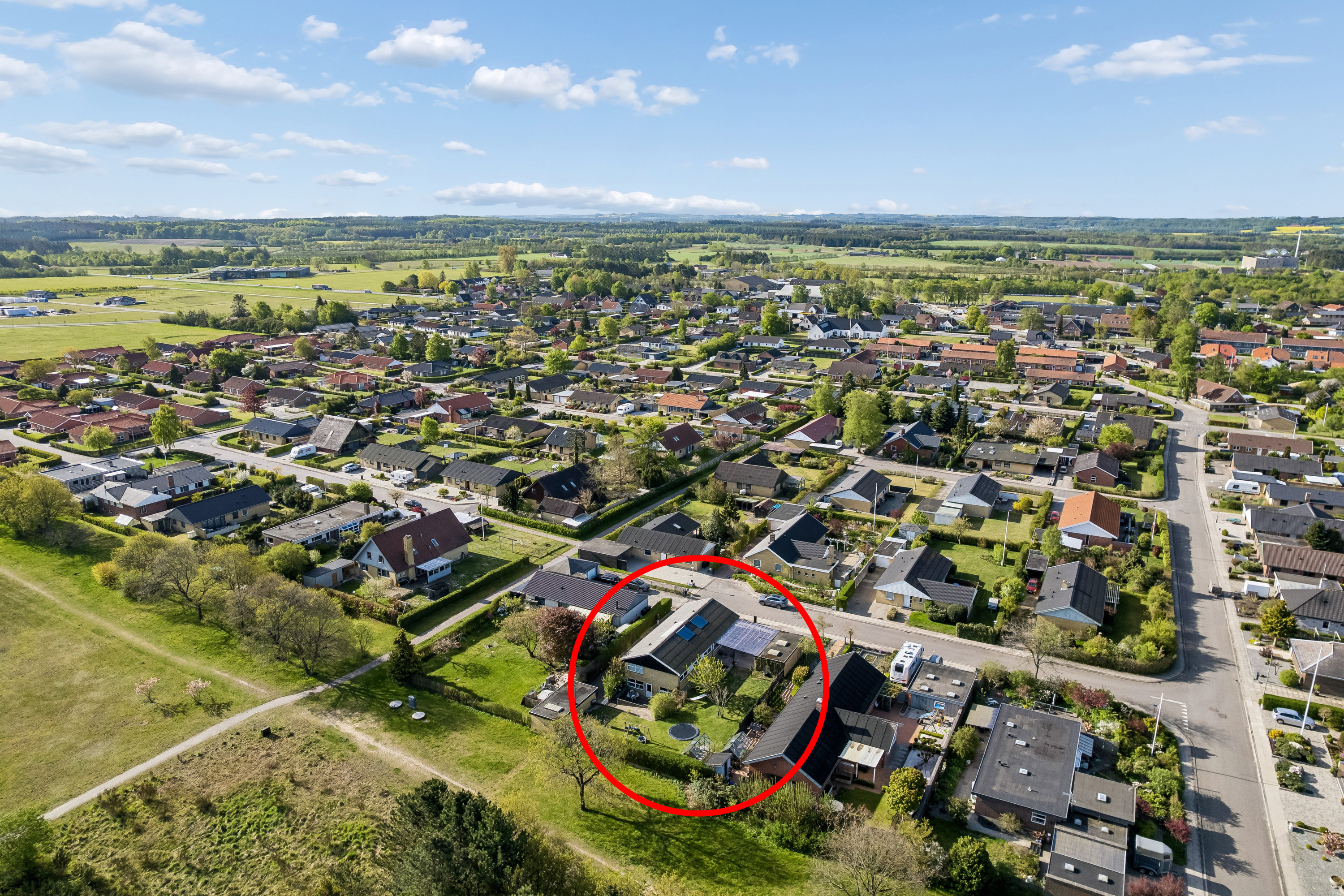 Fremhævet luftfoto billede i fuldskærmstilstand. Billede af Skovdalsvej 30, 8963 Auning