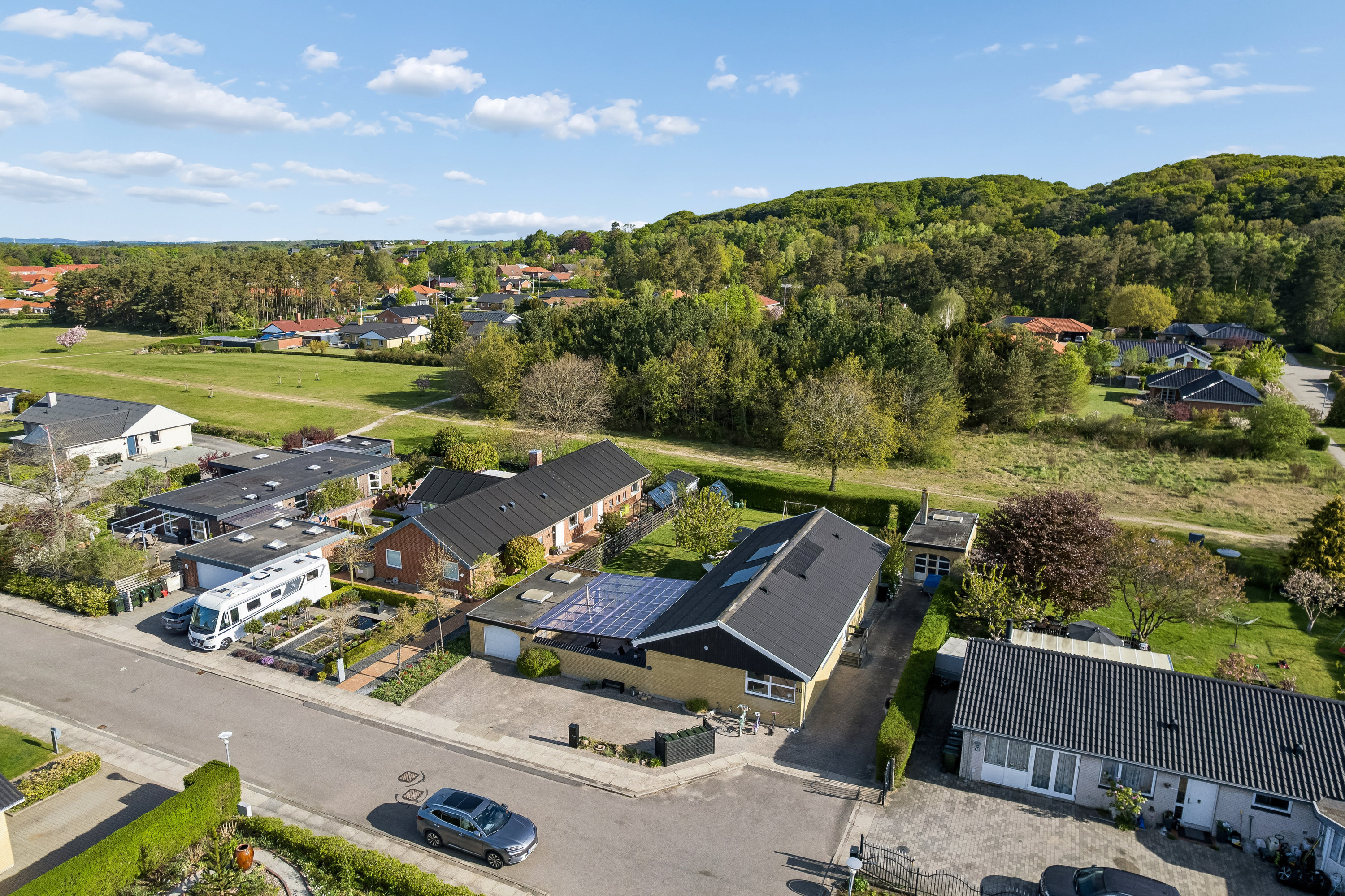 Fremhævet luftfoto billede i fuldskærmstilstand. Billede af Skovdalsvej 30, 8963 Auning