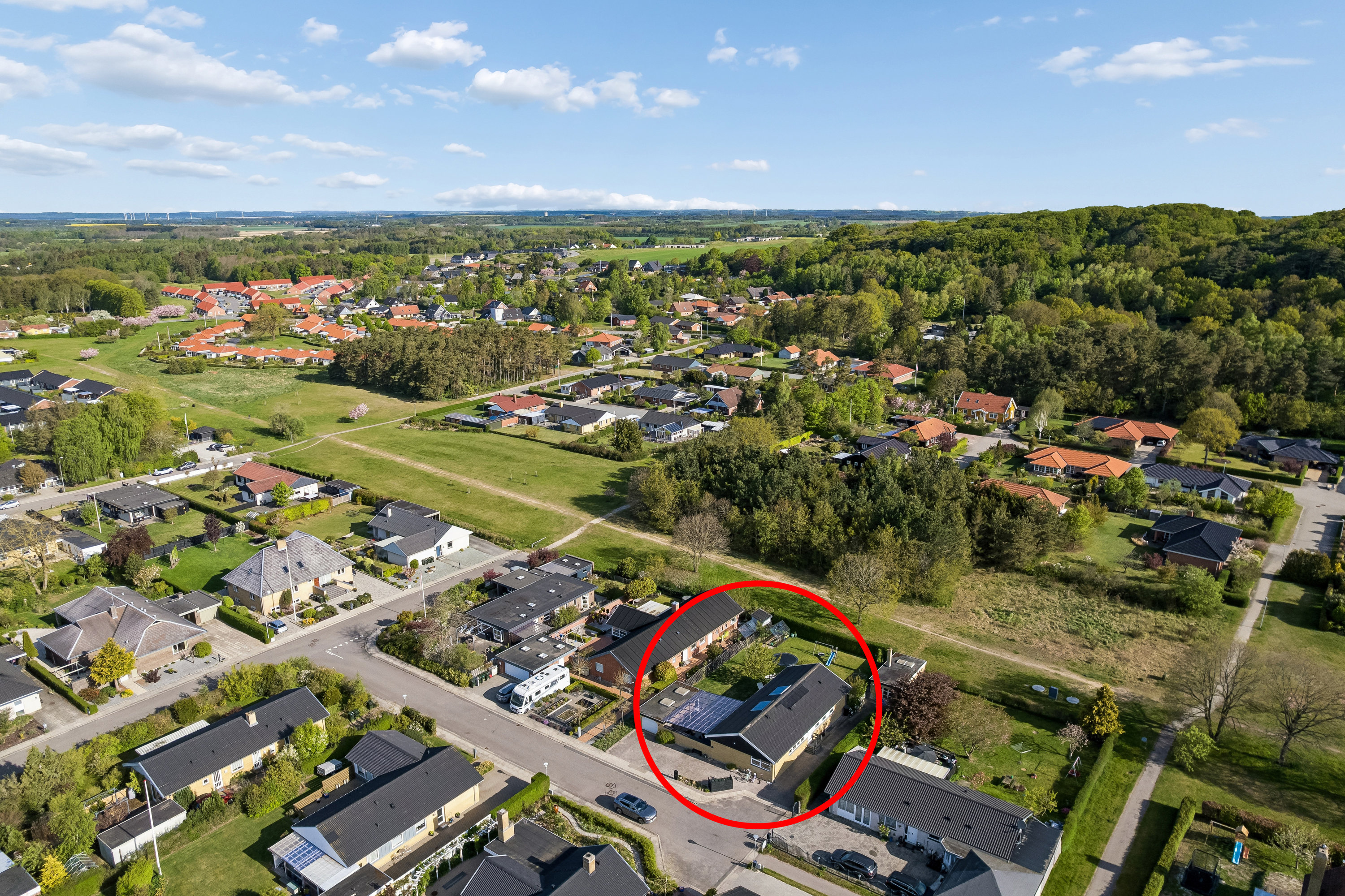 Fremhævet luftfoto billede i fuldskærmstilstand. Billede af Skovdalsvej 30, 8963 Auning