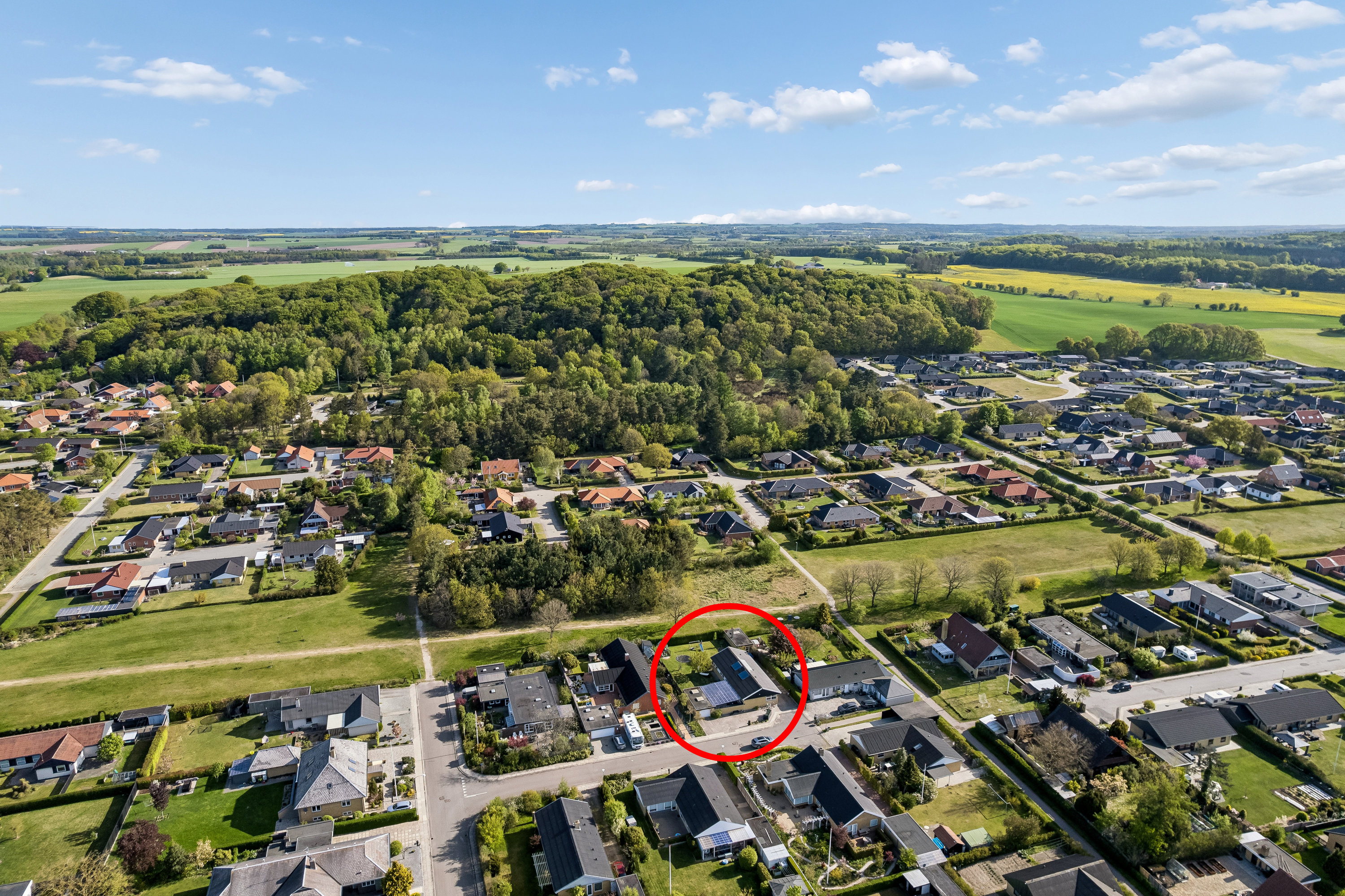 Fremhævet luftfoto billede i fuldskærmstilstand. Billede af Skovdalsvej 30, 8963 Auning