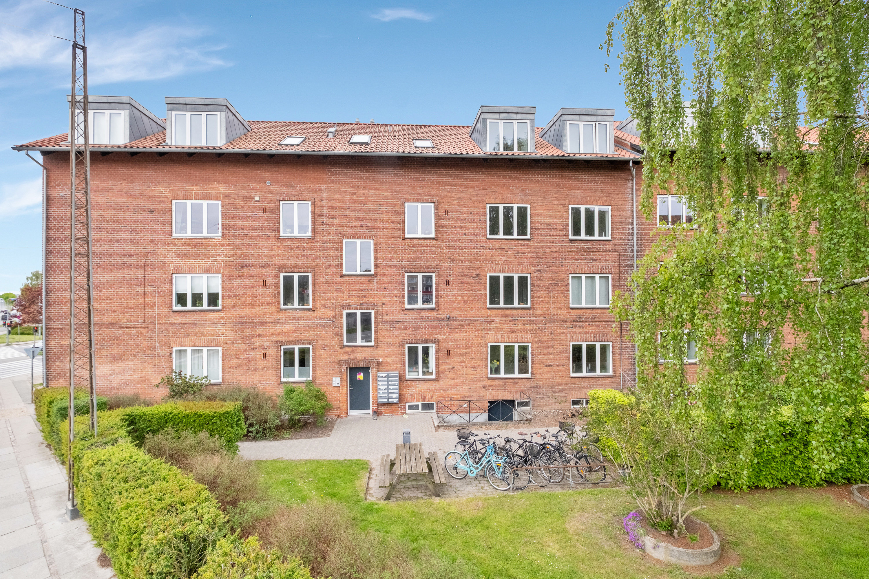 Fremhævet facade billede i fuldskærmstilstand. Billede af Skanderborgvej 94, 2. 4., 8000 Aarhus C