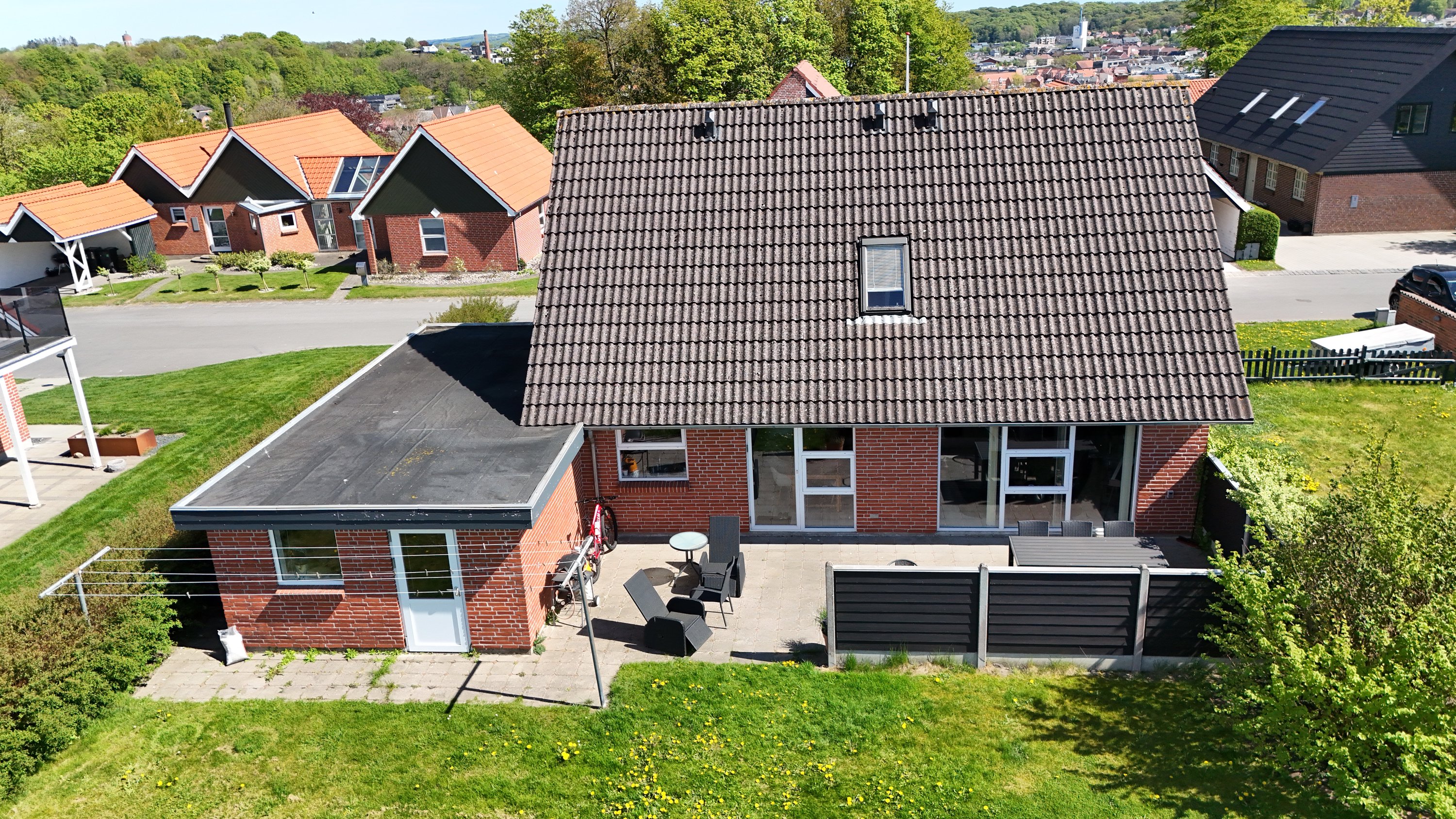 Fremhævet drone billede i fuldskærmstilstand. Billede af Morbærvej 3, 9500 Hobro