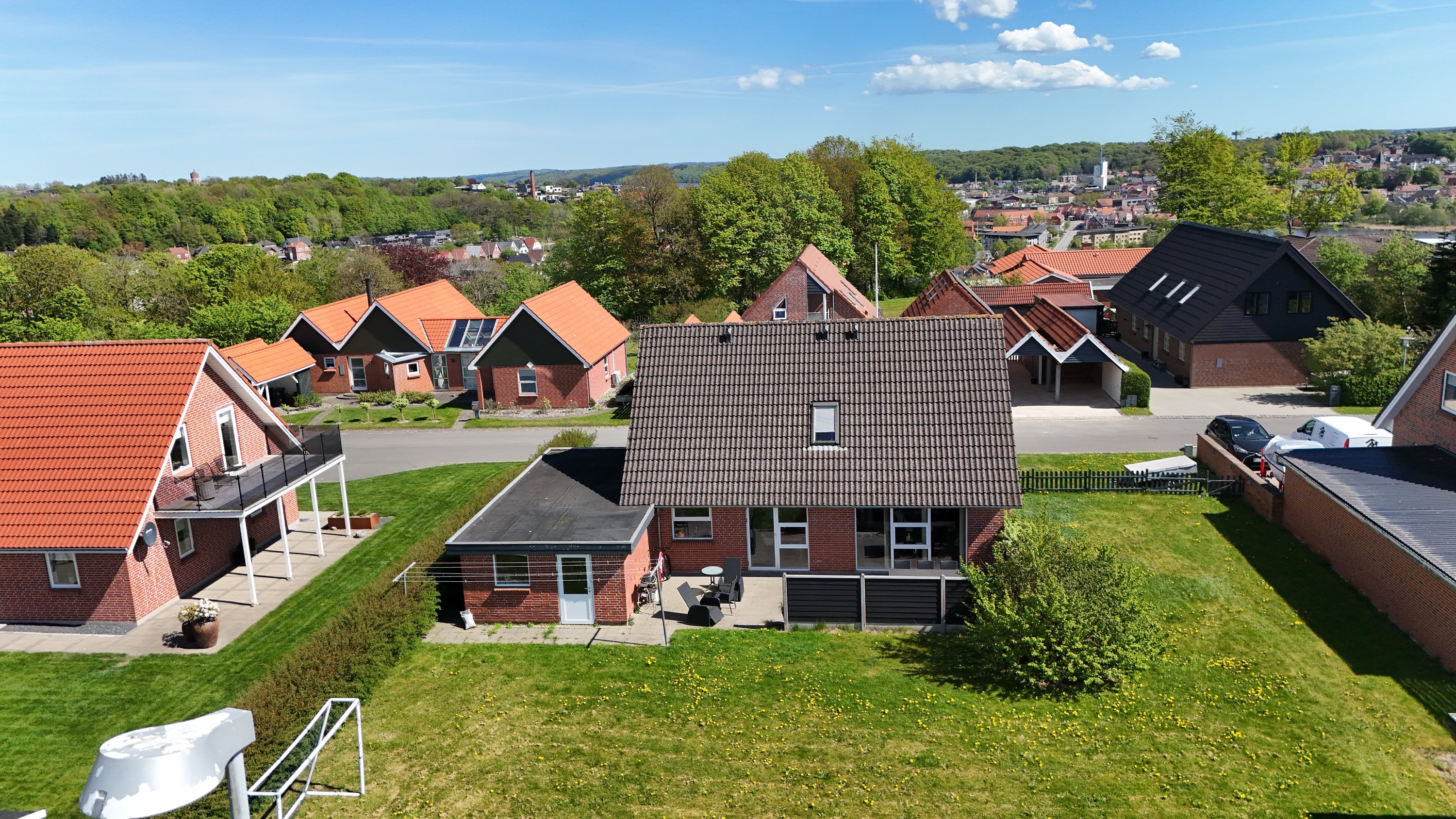 Fremhævet drone billede i fuldskærmstilstand. Billede af Morbærvej 3, 9500 Hobro