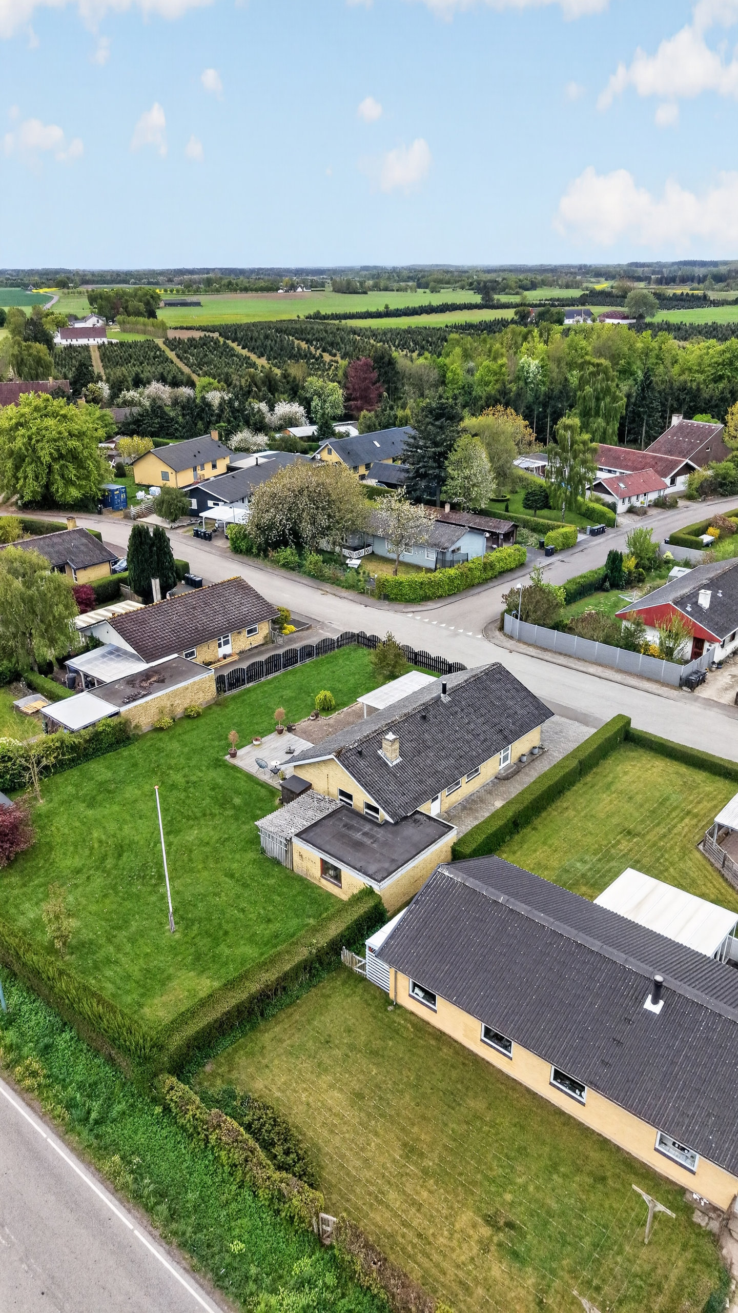 Fremhævet luftfoto billede i fuldskærmstilstand. Billede af Idrætsvej 27, Undløse, 4340 Tølløse