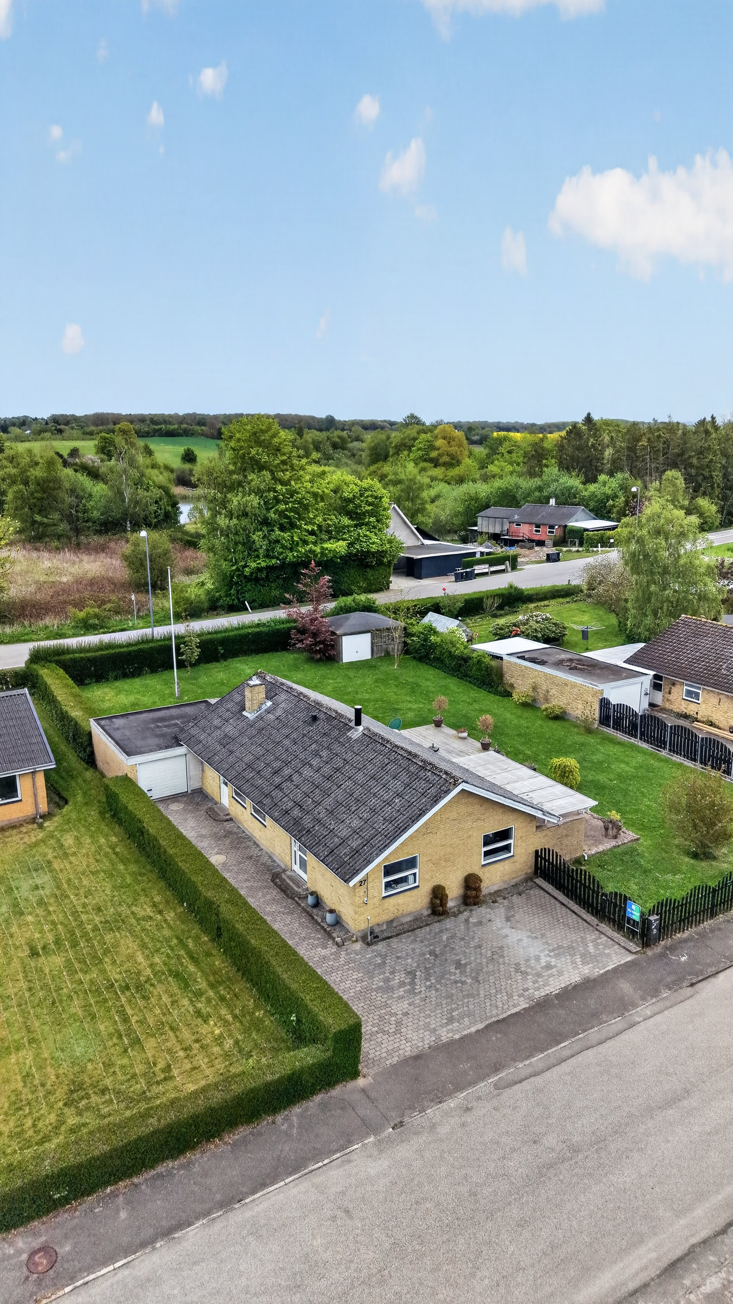 Fremhævet luftfoto billede i fuldskærmstilstand. Billede af Idrætsvej 27, Undløse, 4340 Tølløse