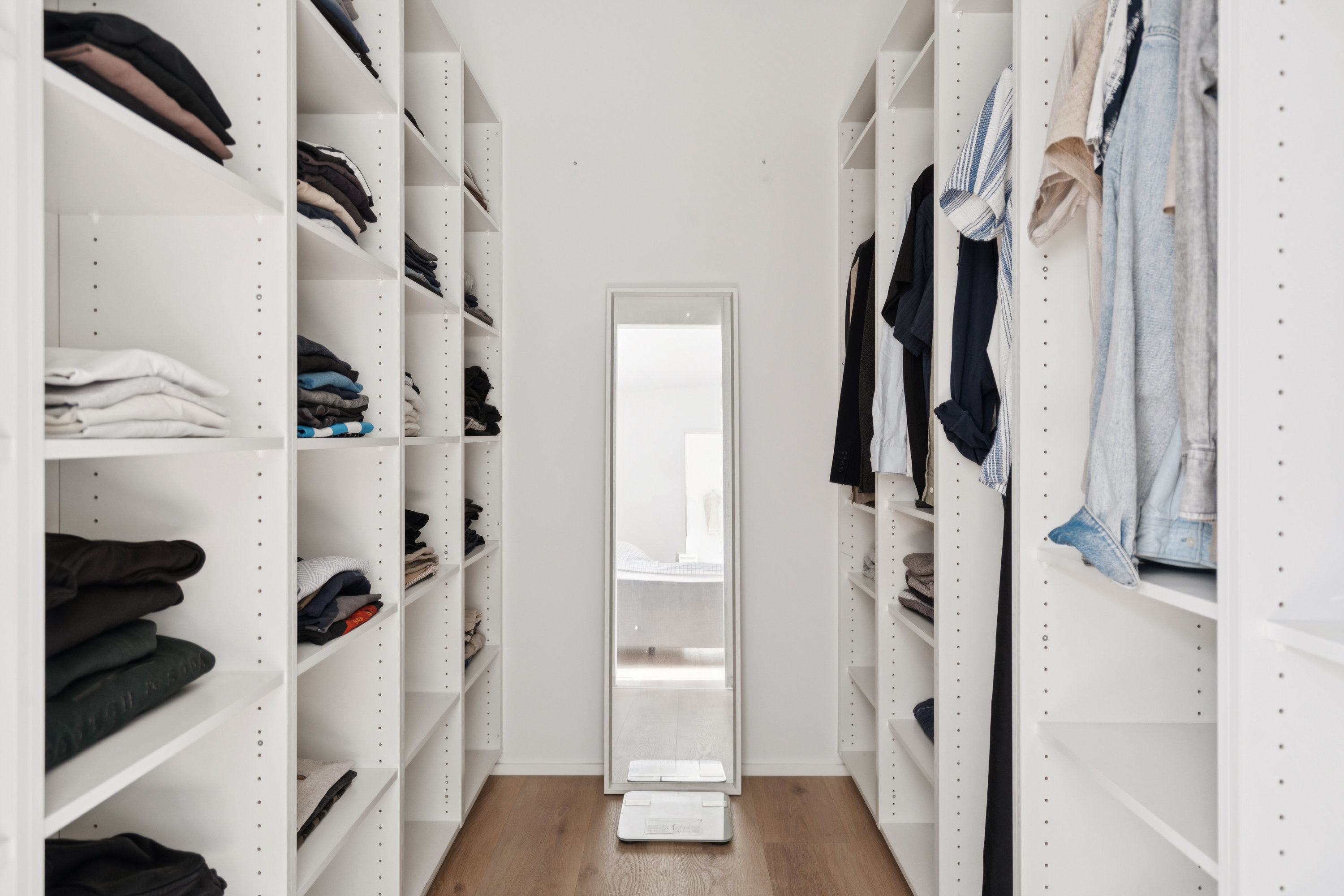 Fremhævet walkin closet billede i fuldskærmstilstand. Billede af Lokeshøj 40, 9230 Svenstrup J