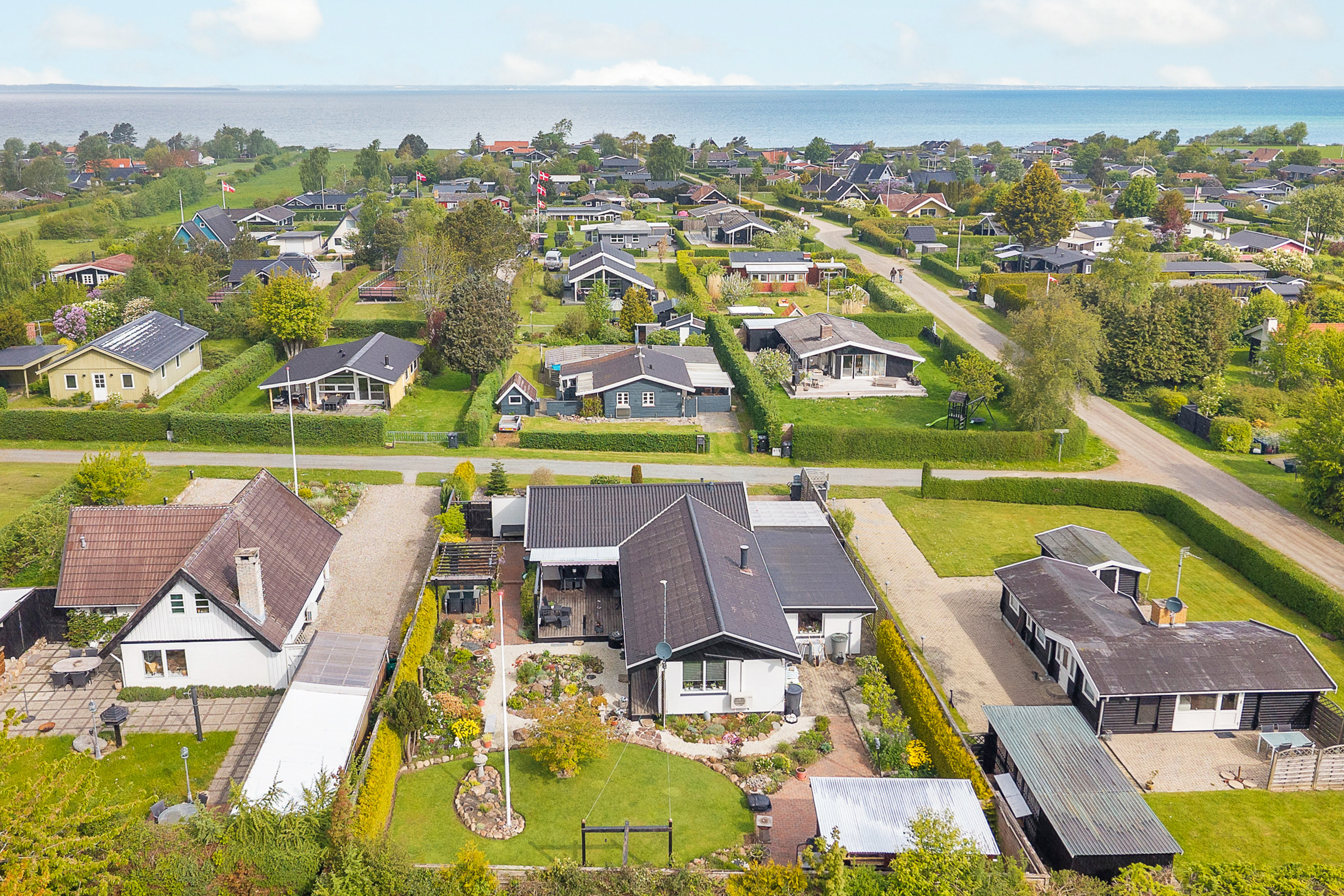 Fremhævet luftfoto billede i fuldskærmstilstand. Billede af Skåstrup Strand Øst 50, Skåstrup Str, 5400 Bogense