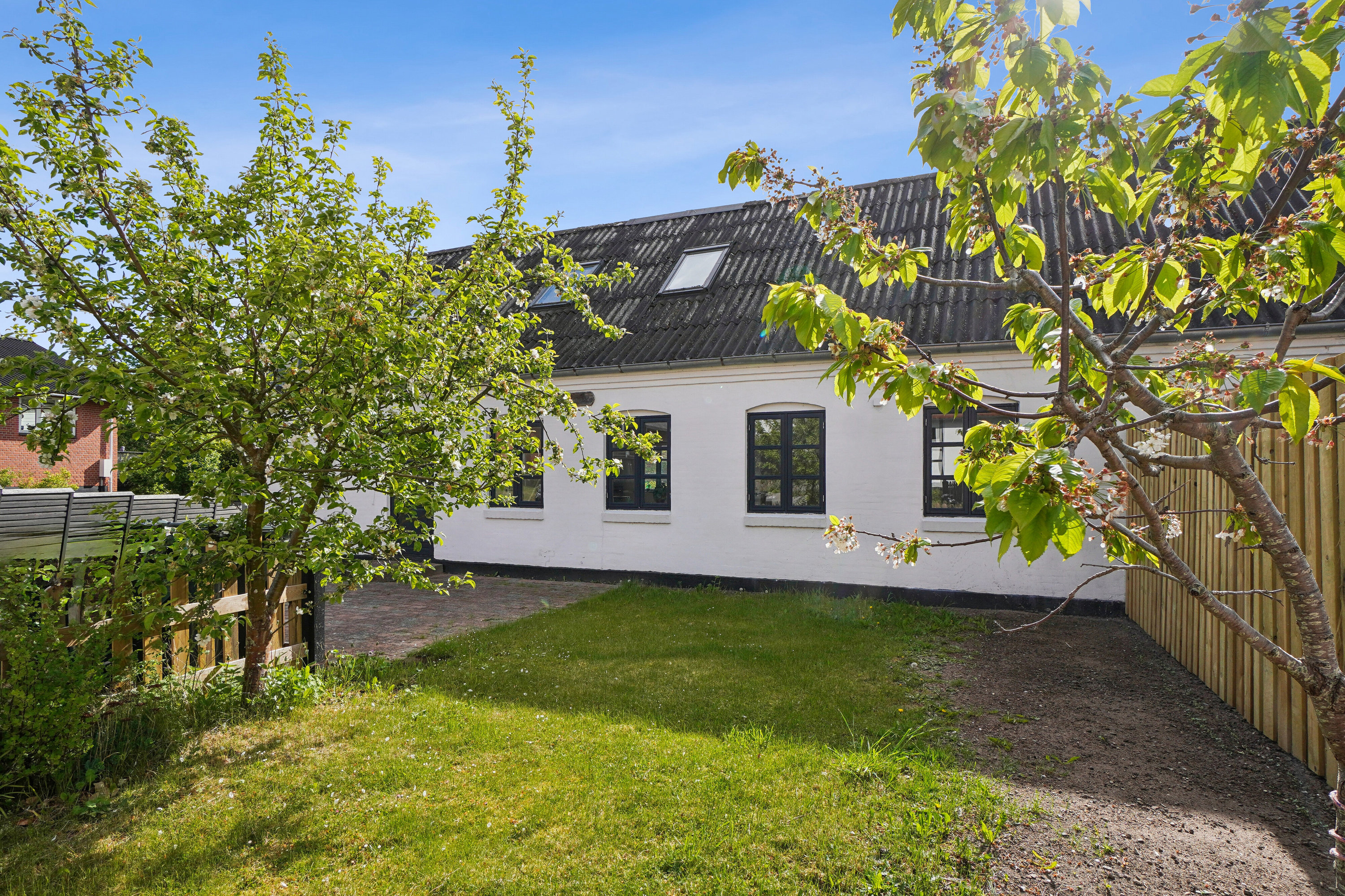 Fremhævet set fra haven billede i fuldskærmstilstand. Billede af Østergade 10B, Lyndby, 4070 Kirke Hyllinge