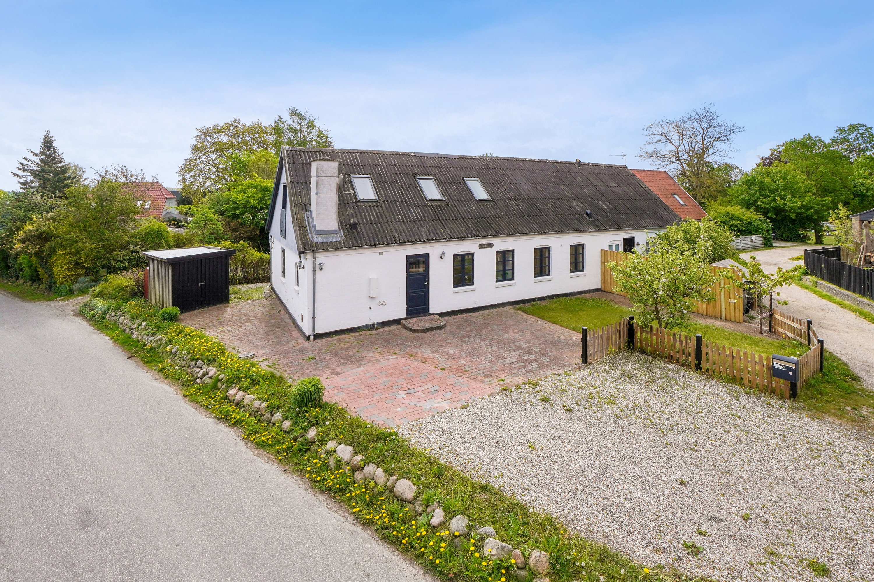 Fremhævet set fra vejen billede i fuldskærmstilstand. Billede af Østergade 10B, Lyndby, 4070 Kirke Hyllinge
