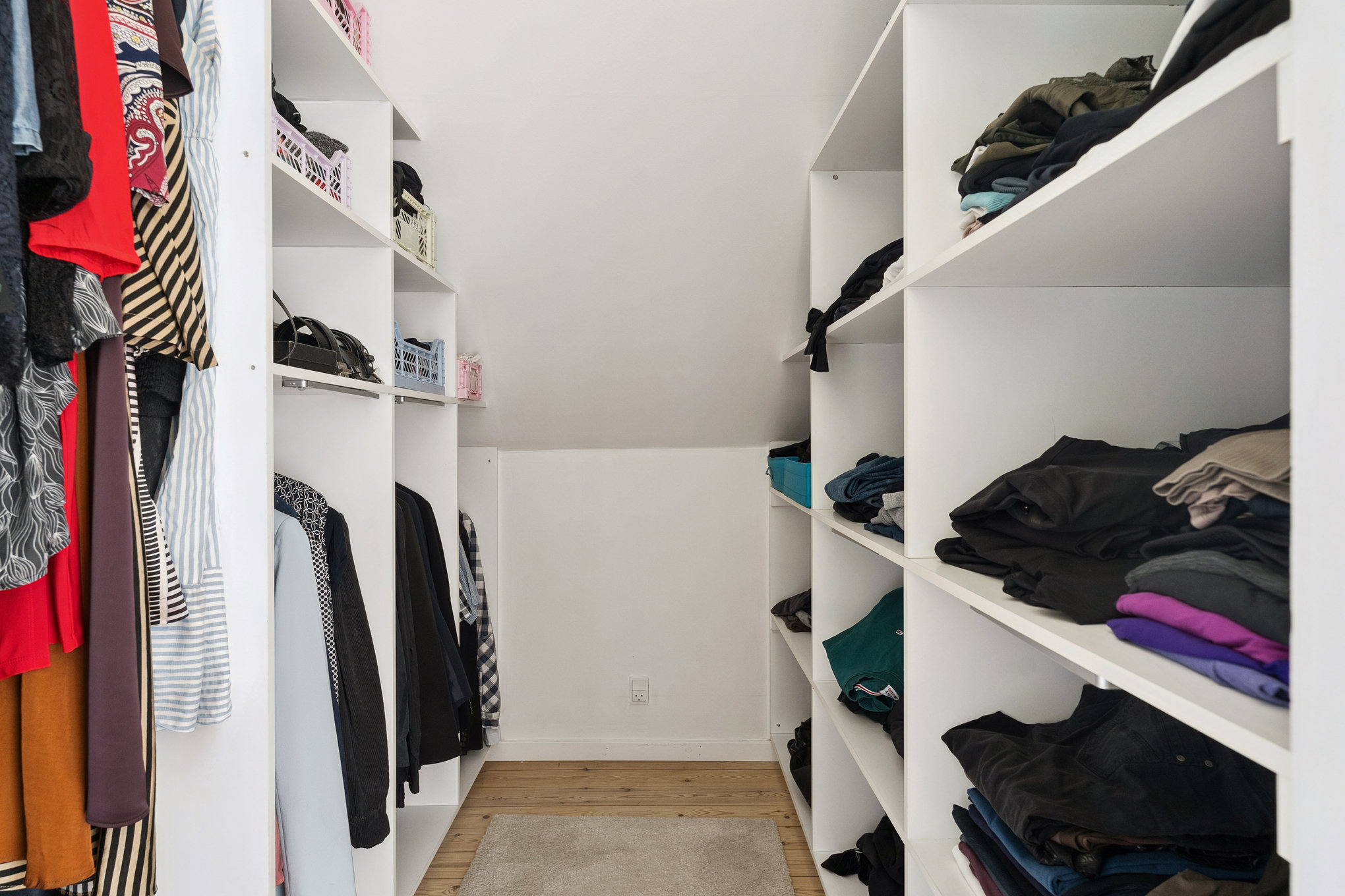 Fremhævet walkin closet billede i fuldskærmstilstand. Billede af Gl. Hobrovej 23, 8920 Randers NV