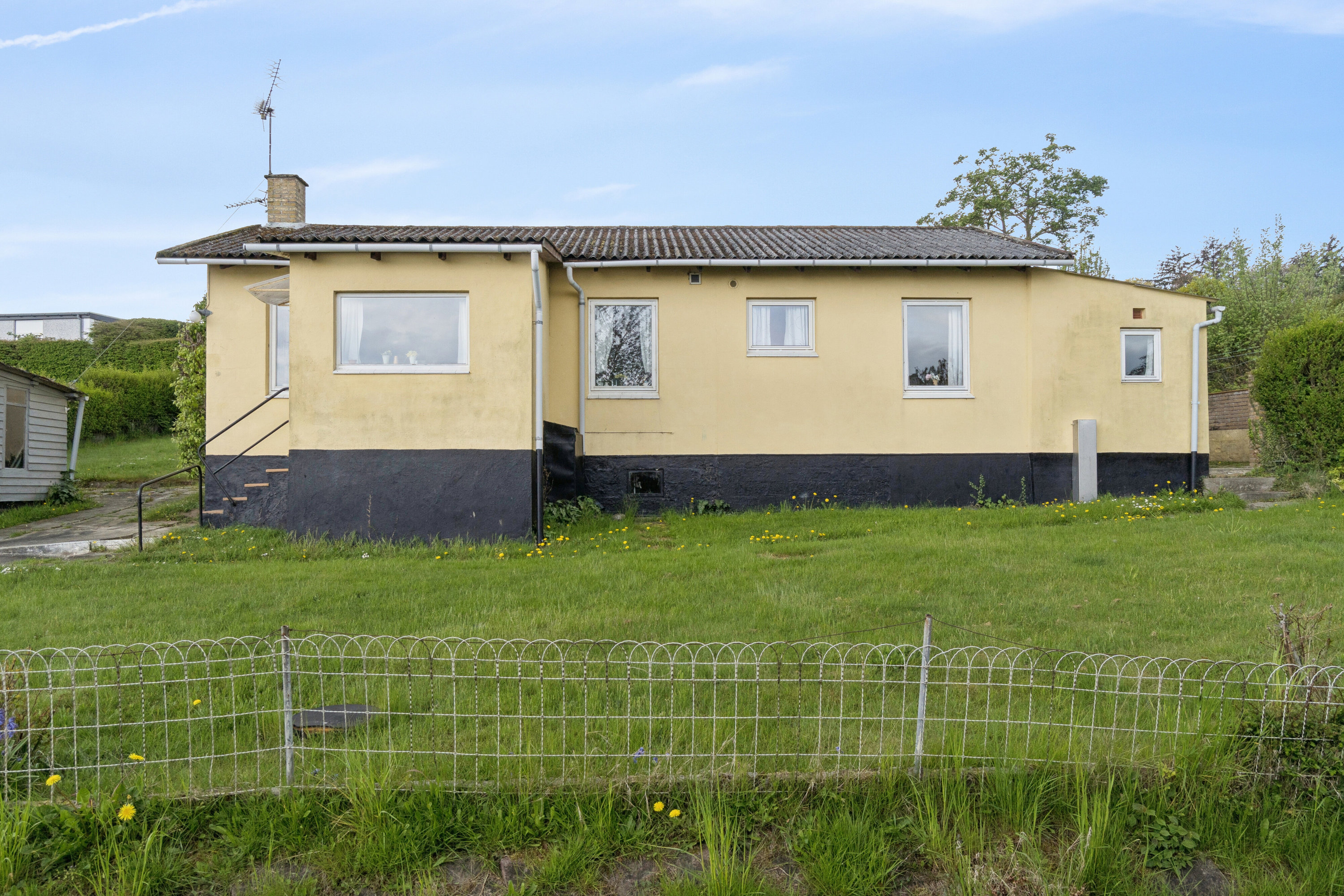 Fremhævet set fra haven billede i fuldskærmstilstand. Billede af Lærkevænget 1, Sandkås, 3770 Allinge
