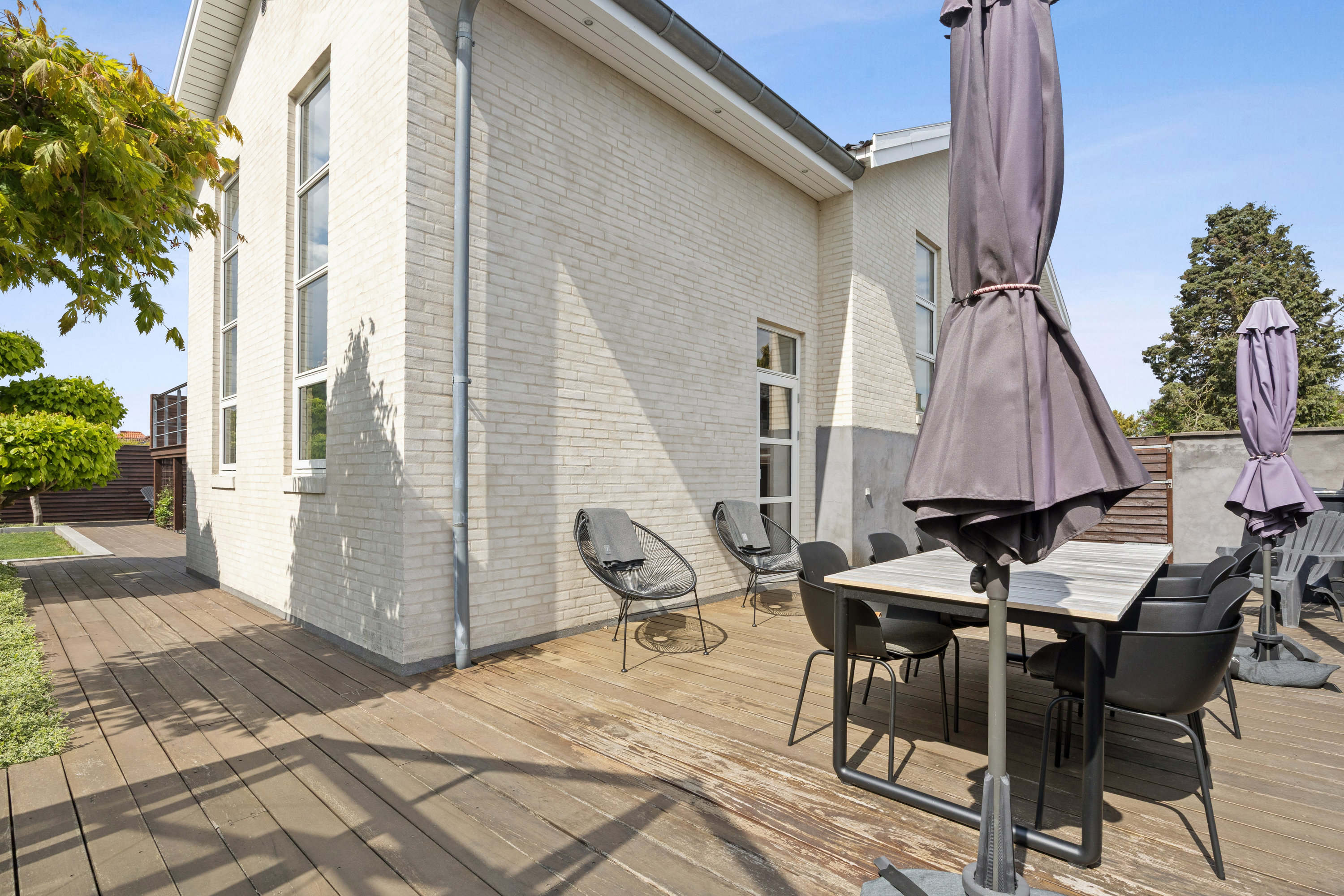 Fremhævet terrasse billede i fuldskærmstilstand. Billede af Rosenvangsvej 1B, 2670 Greve