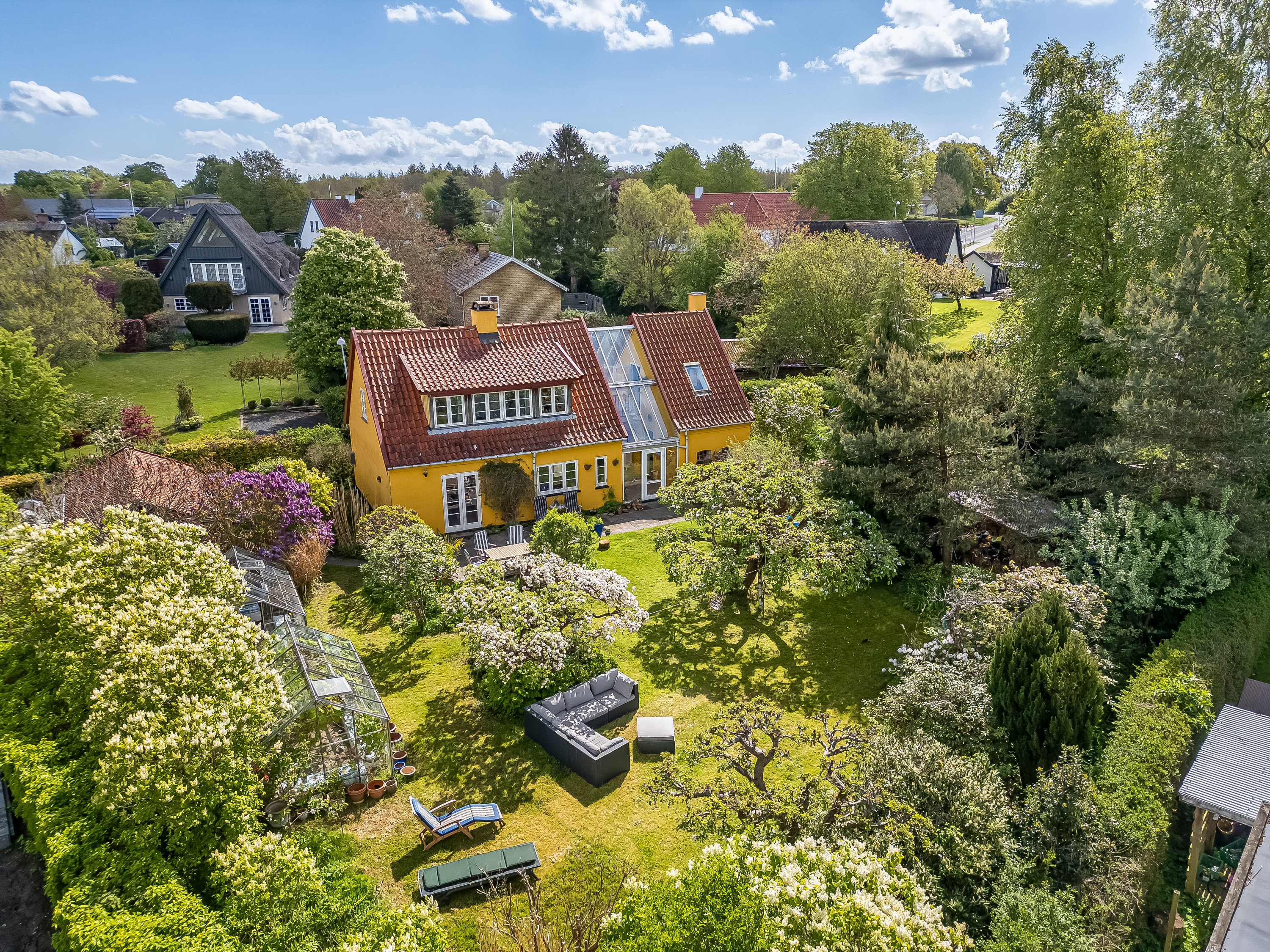 Fremhævet luftfoto billede i fuldskærmstilstand. Billede af Strædet 16, Nørre Herlev, 3400 Hillerød