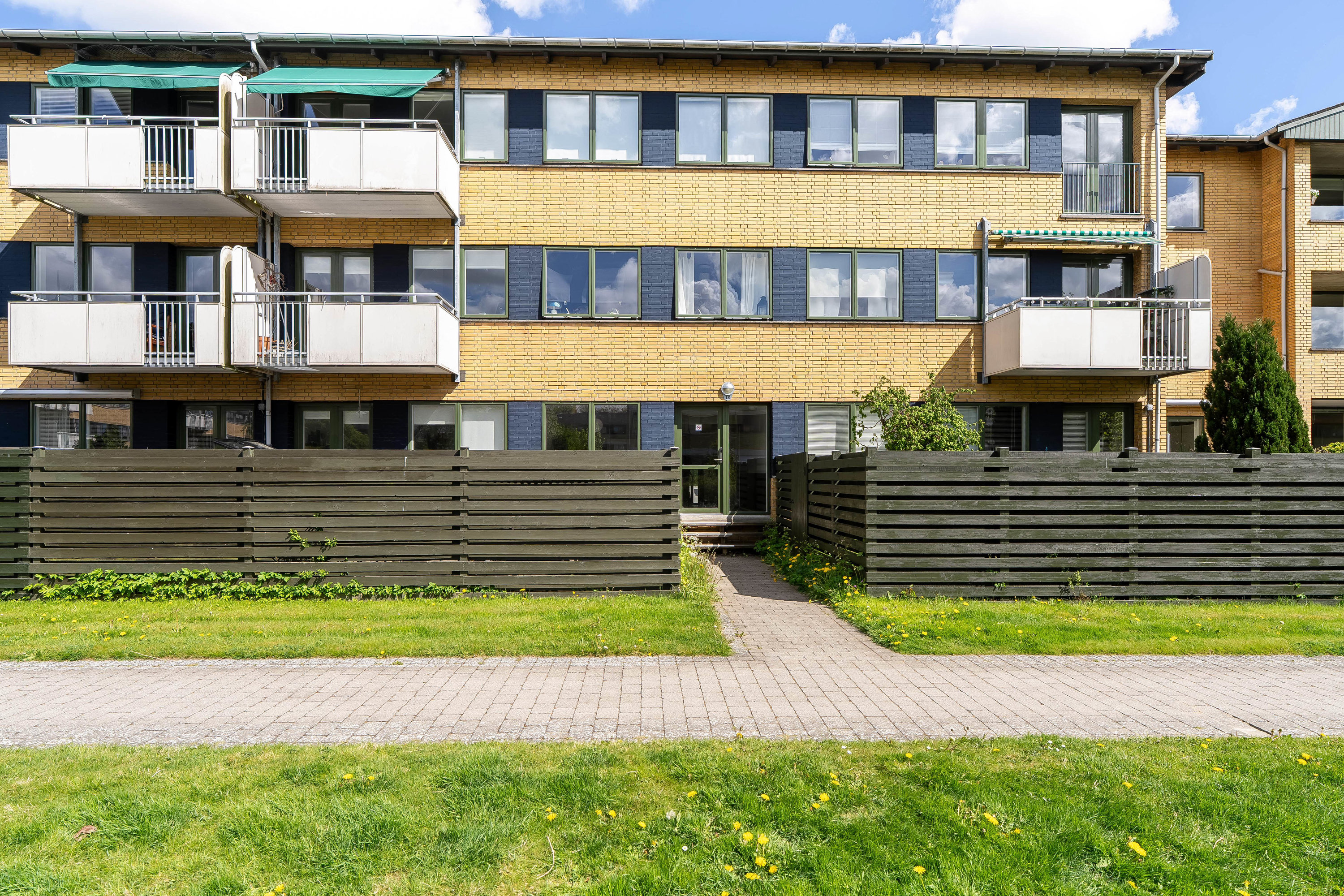 Fremhævet gårdmiljø billede i fuldskærmstilstand. Billede af Ørnevang 18, 1. th., 3450 Allerød