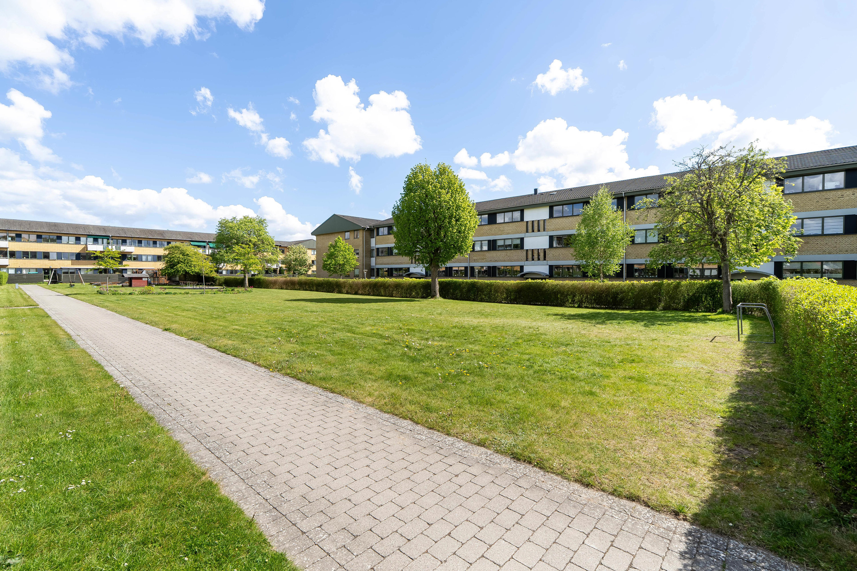 Fremhævet gårdmiljø billede i fuldskærmstilstand. Billede af Ørnevang 18, 1. th., 3450 Allerød