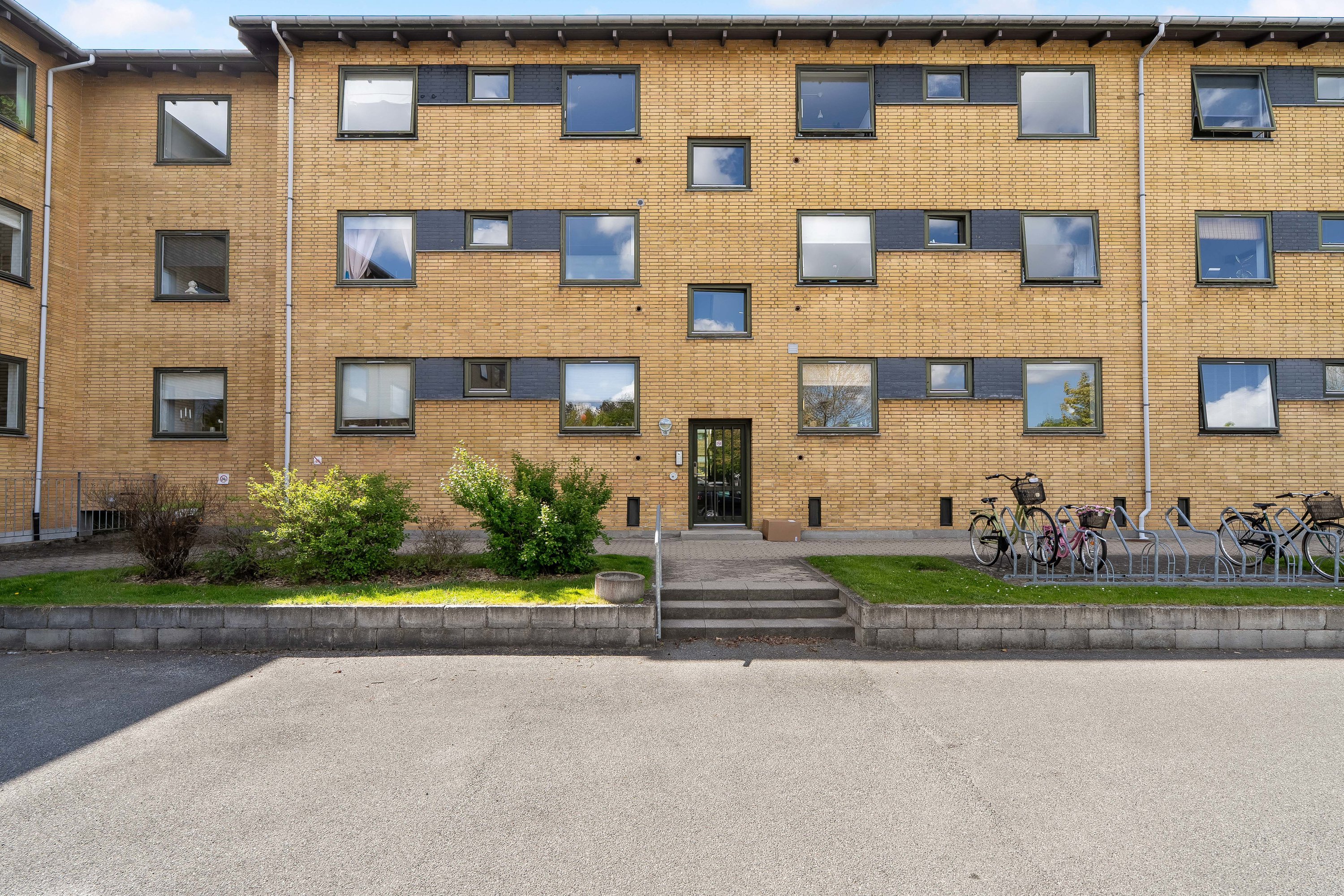 Fremhævet facade billede i fuldskærmstilstand. Billede af Ørnevang 18, 1. th., 3450 Allerød