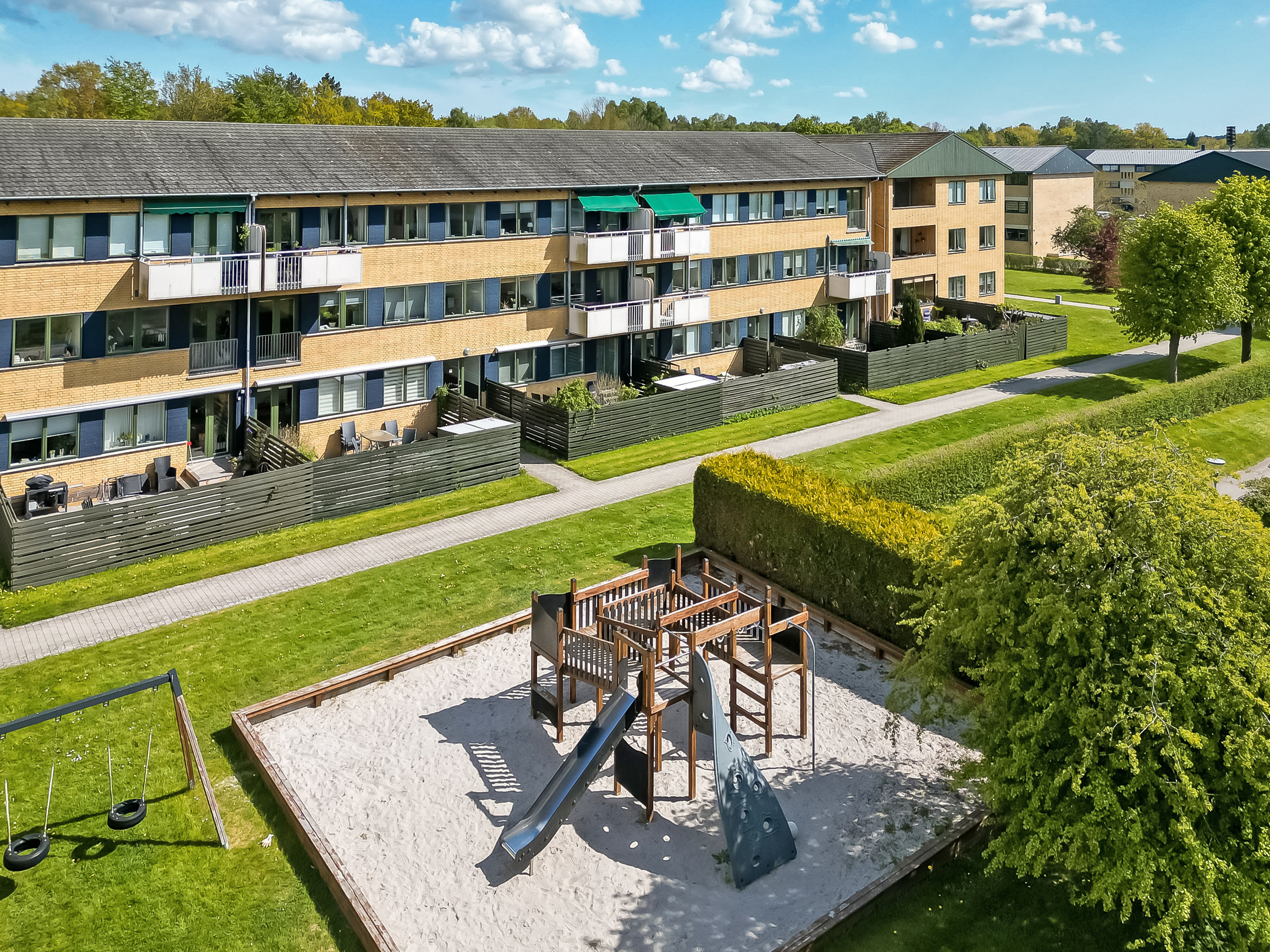 Fremhævet gårdmiljø billede i fuldskærmstilstand. Billede af Ørnevang 18, 1. th., 3450 Allerød