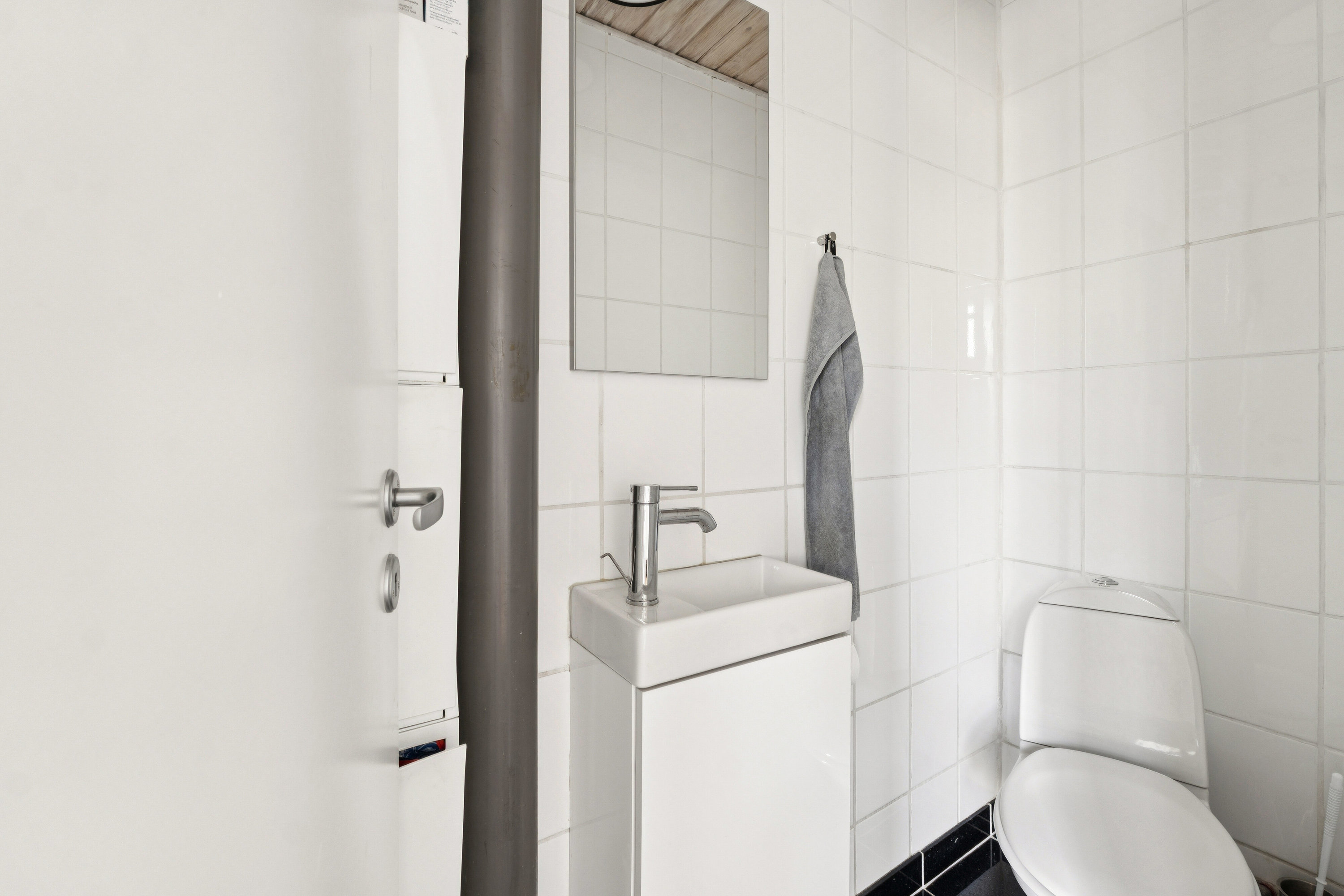 Fremhævet toilet billede i fuldskærmstilstand. Billede af Dansborg Alle 1E, 2650 Hvidovre