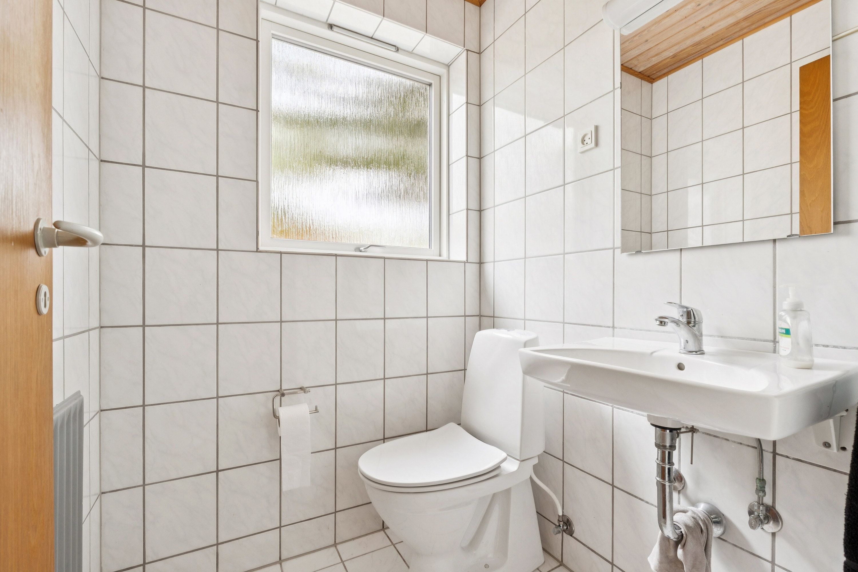 Fremhævet toilet billede i fuldskærmstilstand. Billede af Kærvænget 13, 8310 Tranbjerg J