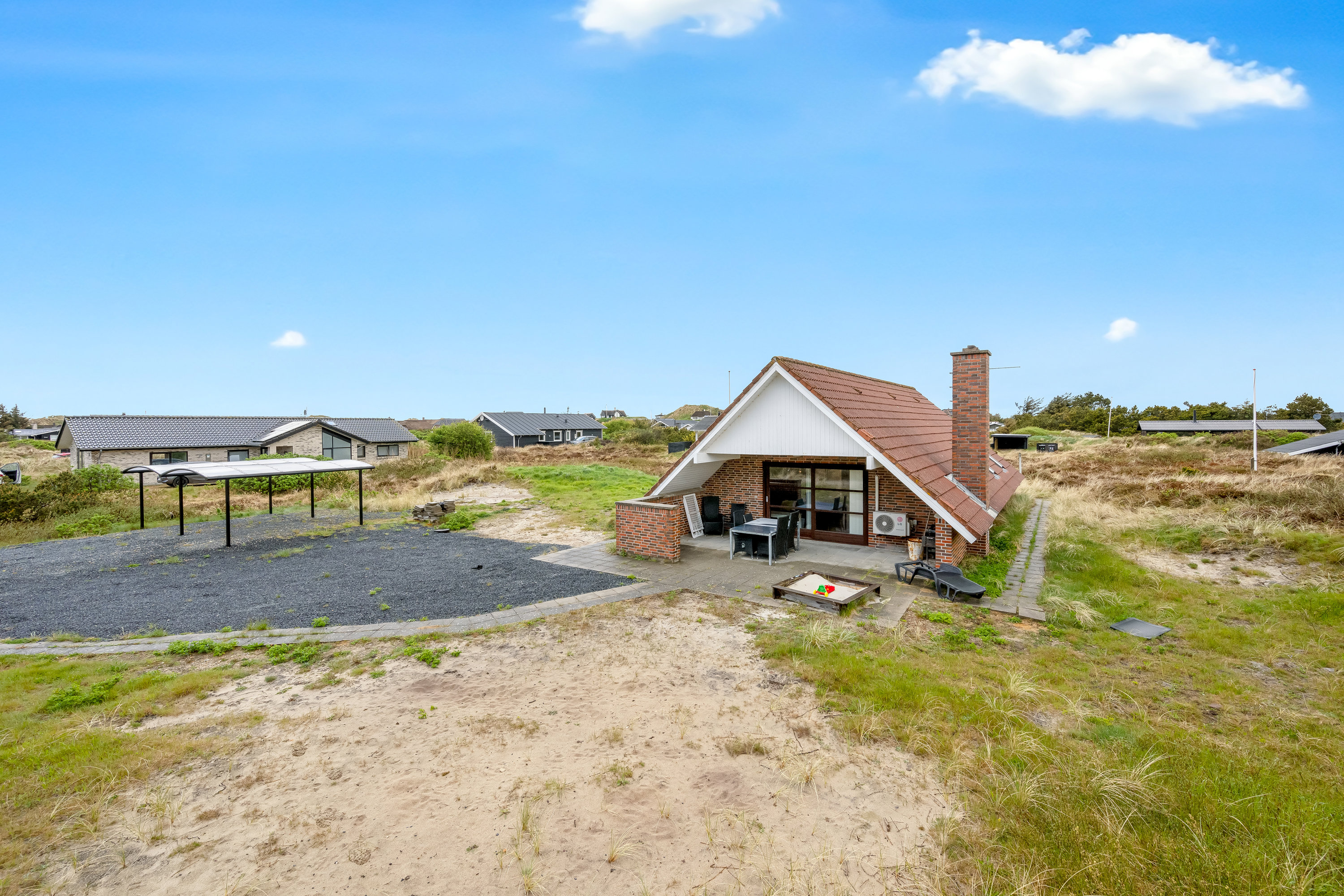 Fremhævet facade billede i fuldskærmstilstand. Billede af Hjelmevej 72, Søndervig, 6950 Ringkøbing