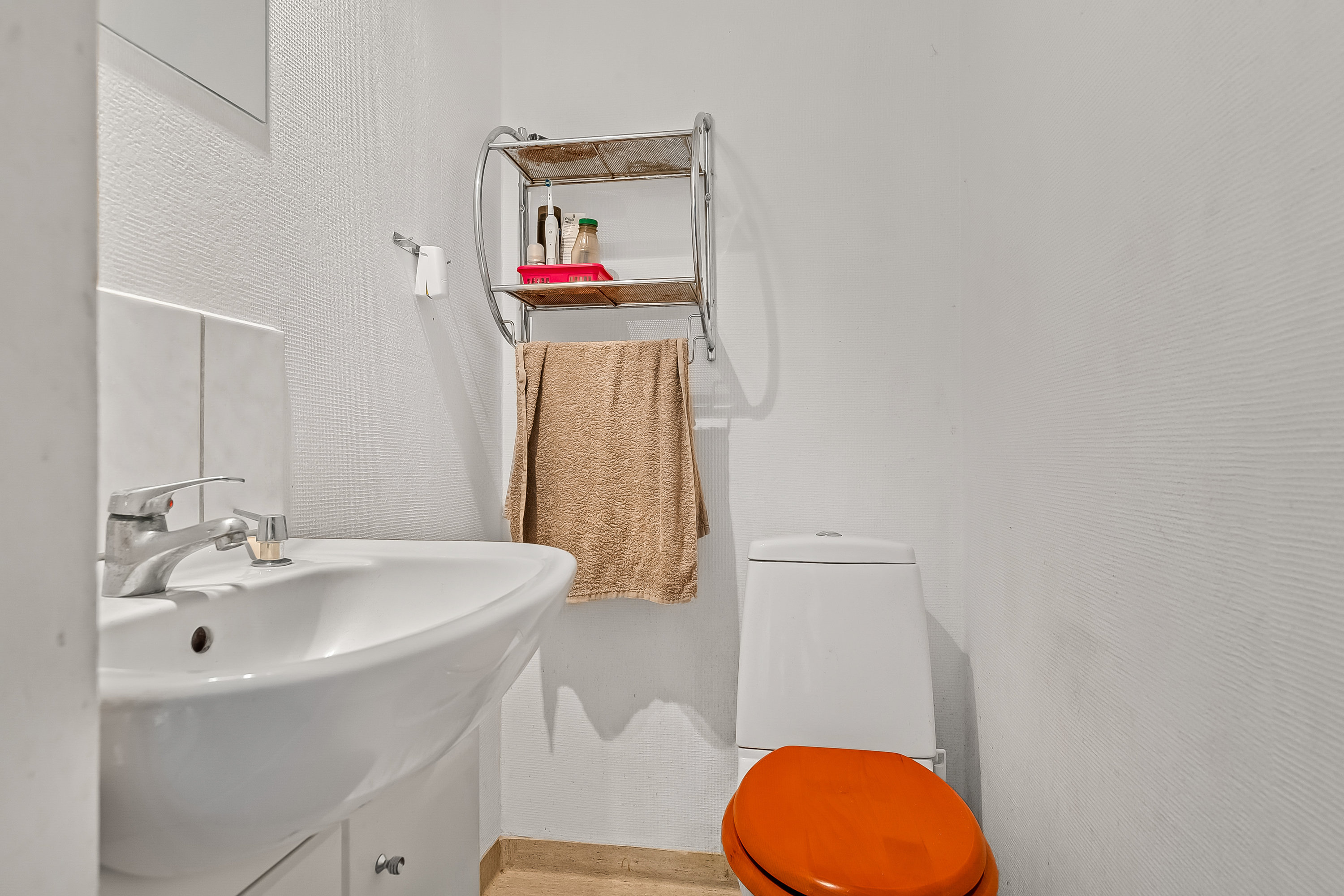 Fremhævet toilet billede i fuldskærmstilstand. Billede af Haderslevvej 137, 6000 Kolding