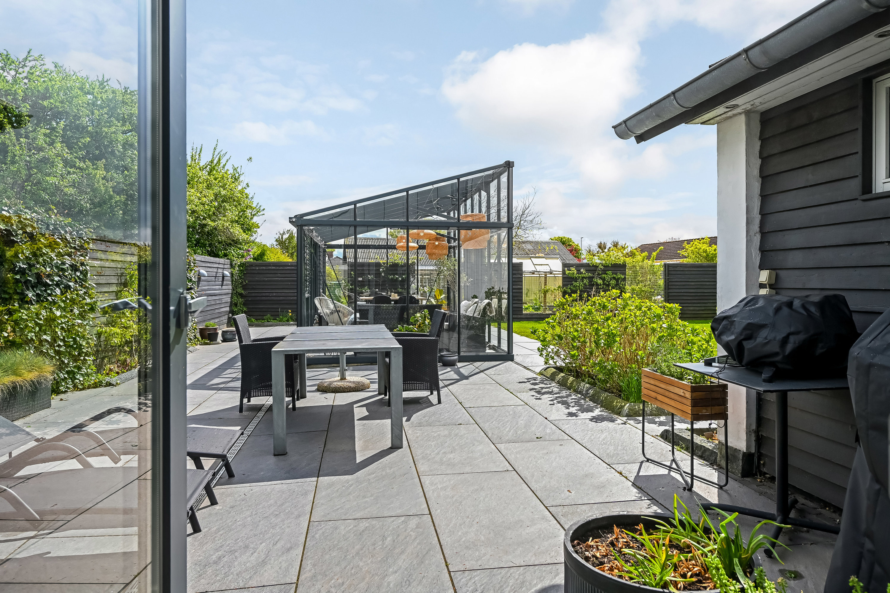 Fremhævet terrasse billede i fuldskærmstilstand. Billede af Vestervangen 11, 6715 Esbjerg N