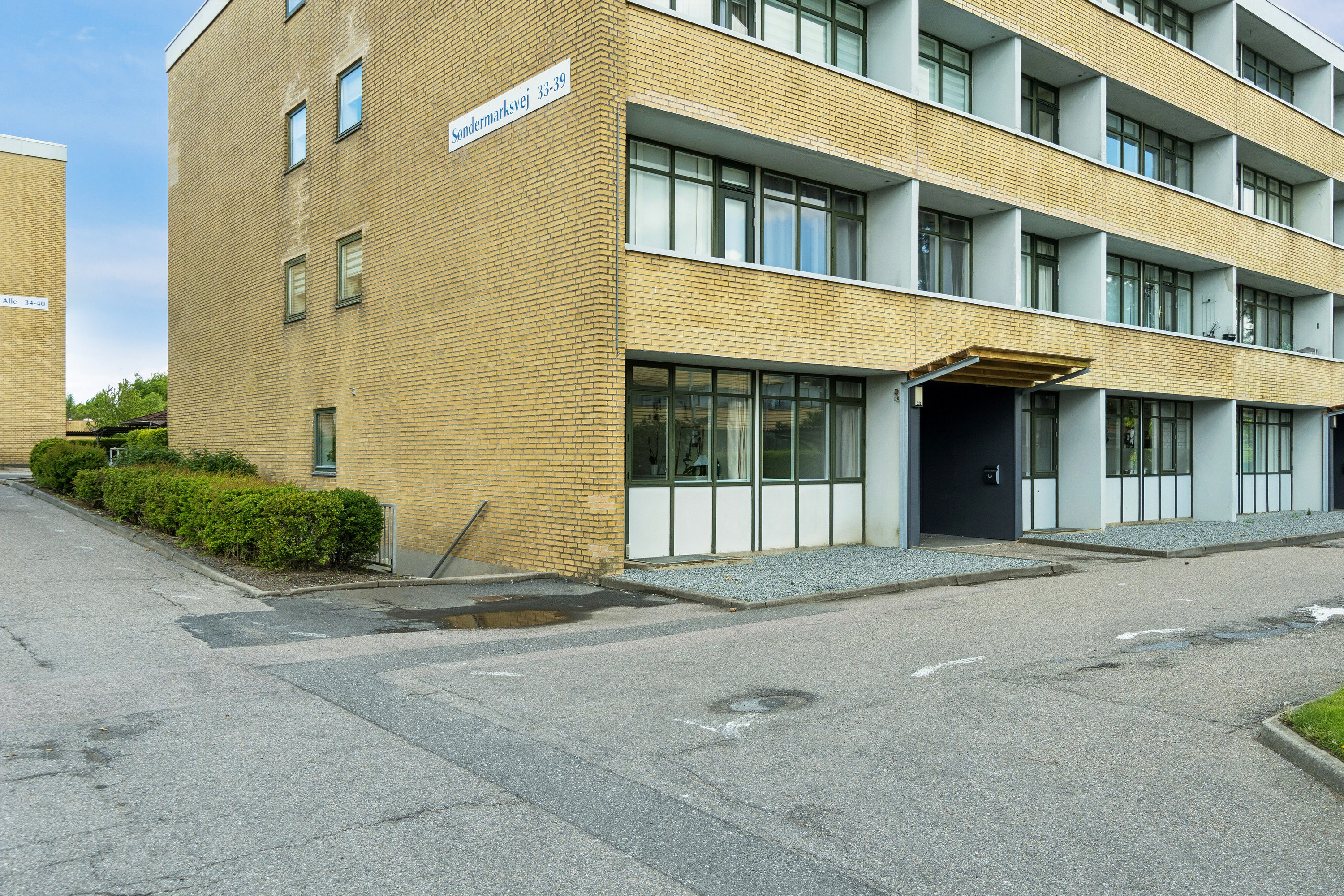 Fremhævet set fra vejen billede i fuldskærmstilstand. Billede af Søndermarksvej 33, st.. tv., 4200 Slagelse