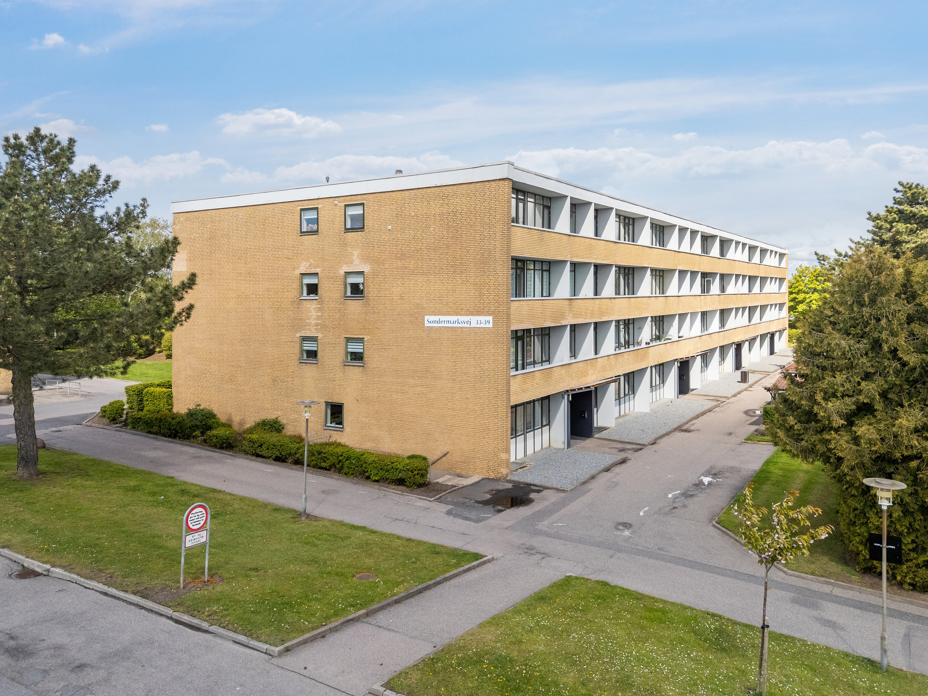 Fremhævet set fra vejen billede i fuldskærmstilstand. Billede af Søndermarksvej 33, st.. tv., 4200 Slagelse