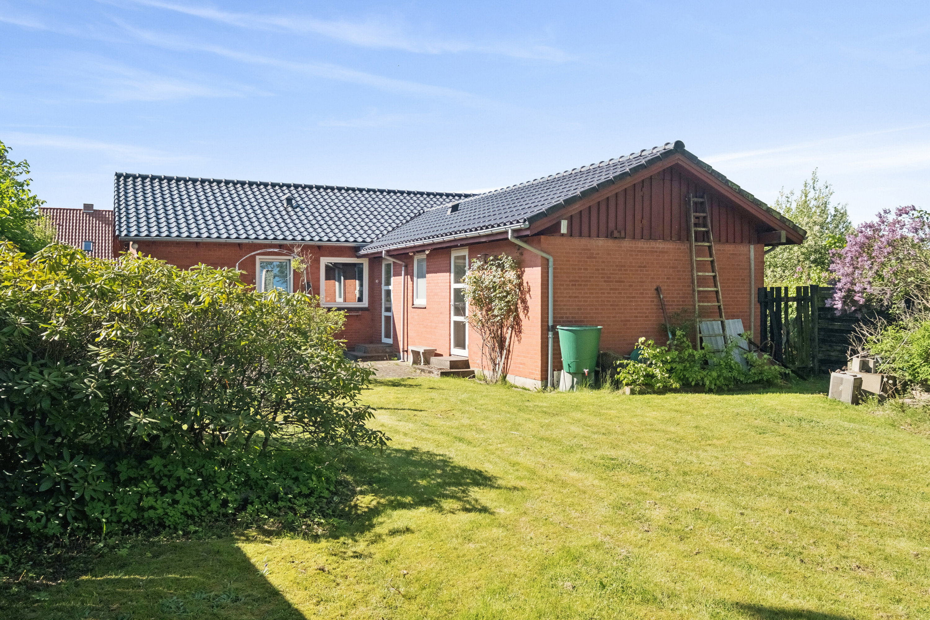 Fremhævet set fra haven billede i fuldskærmstilstand. Billede af Kærvej 20, 9800 Hjørring