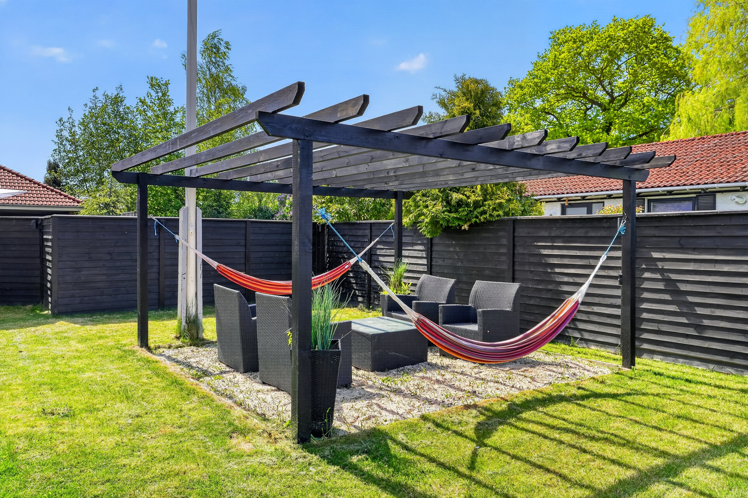 Fremhævet terrasse billede i fuldskærmstilstand. Billede af Lærkevænget 8, 2680 Solrød Strand