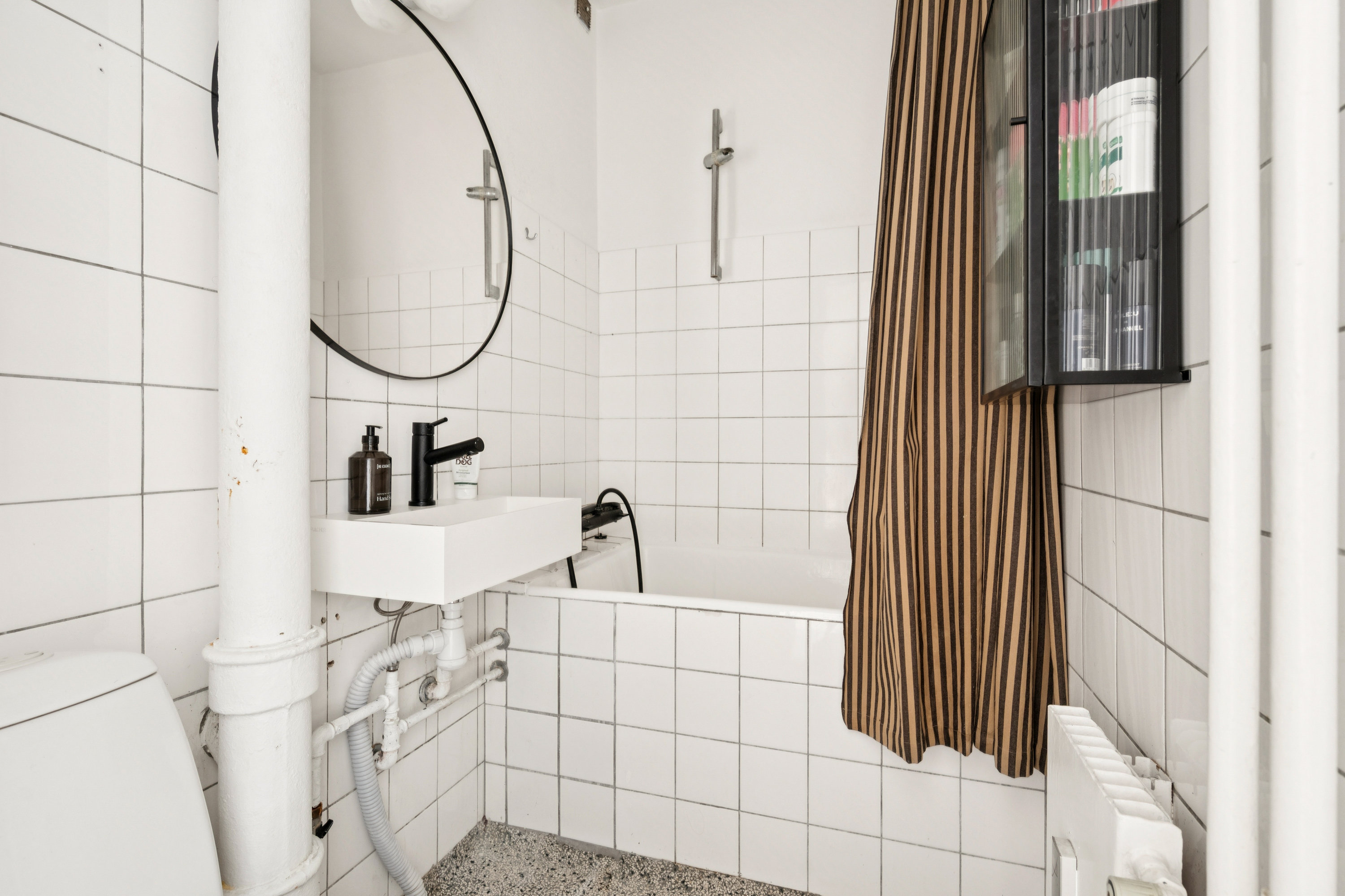 Fremhævet badeværelse billede i fuldskærmstilstand. Billede af Halsskovgade 4, 1. 117., 2100 København Ø